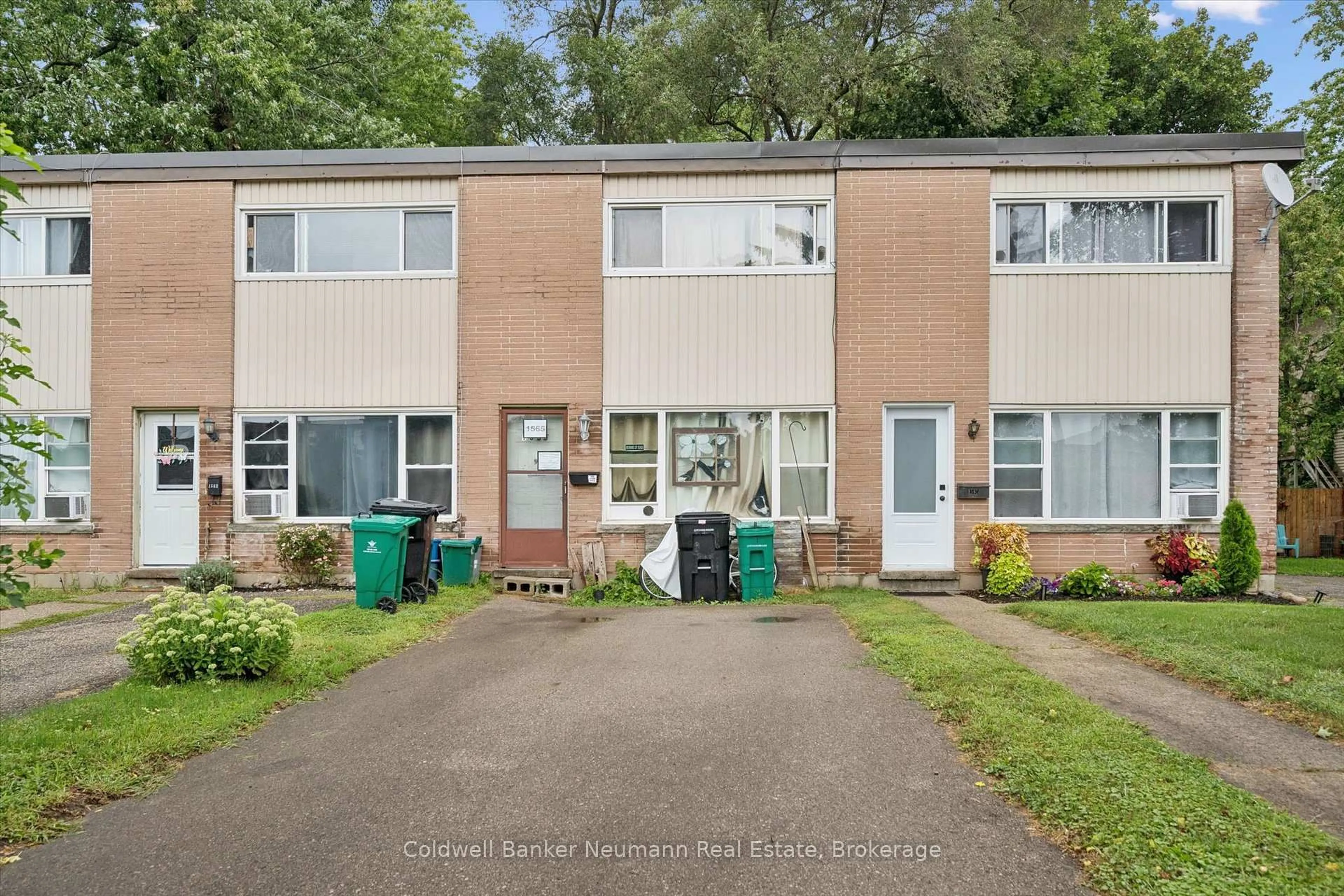 A pic from outside/outdoor area/front of a property/back of a property/a pic from drone, street for 1561-1567 Queenston Rd, Cambridge Ontario N3H 3L8