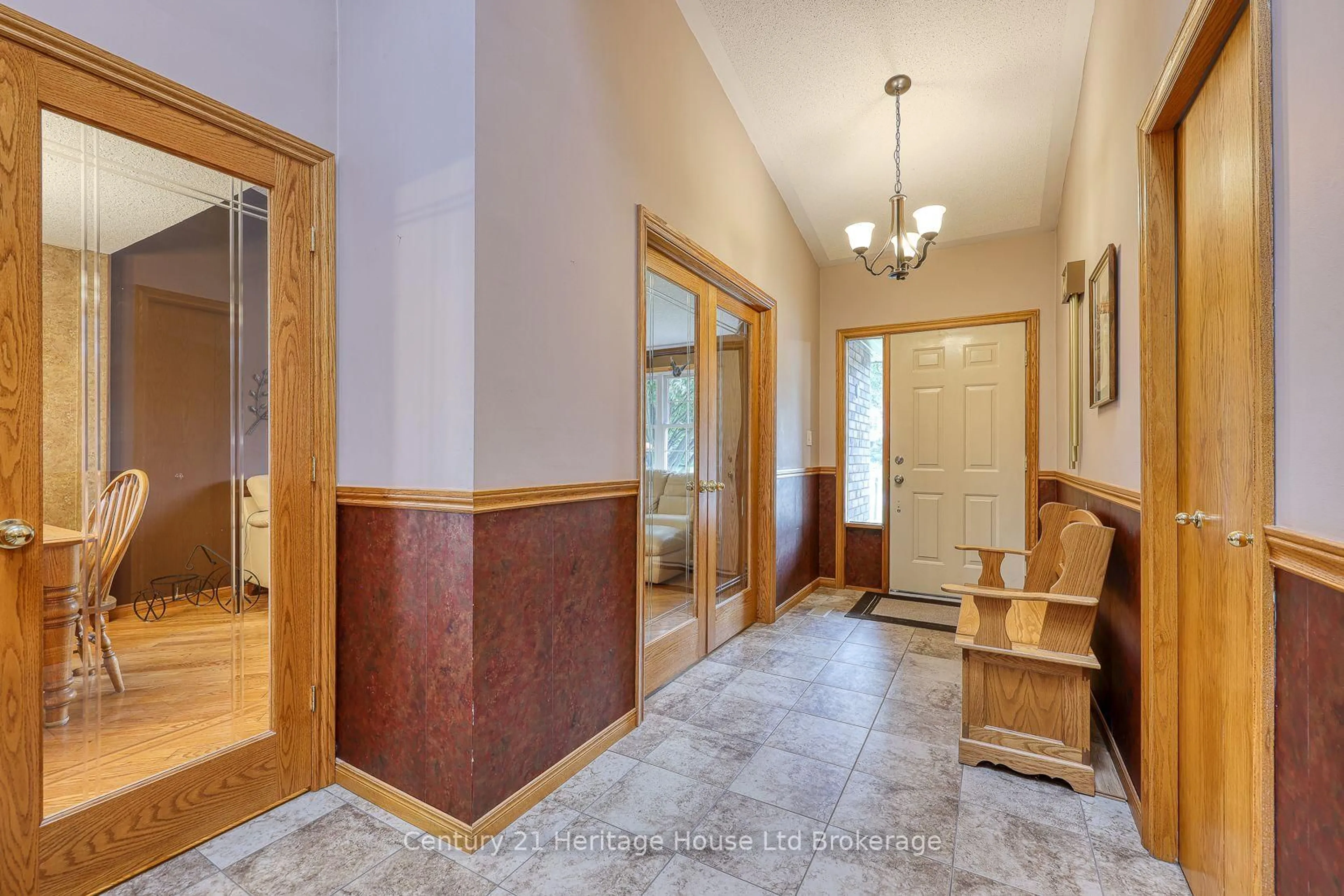 Indoor foyer for 81 Glenn Ave, South-West Oxford Ontario N4S 7V6