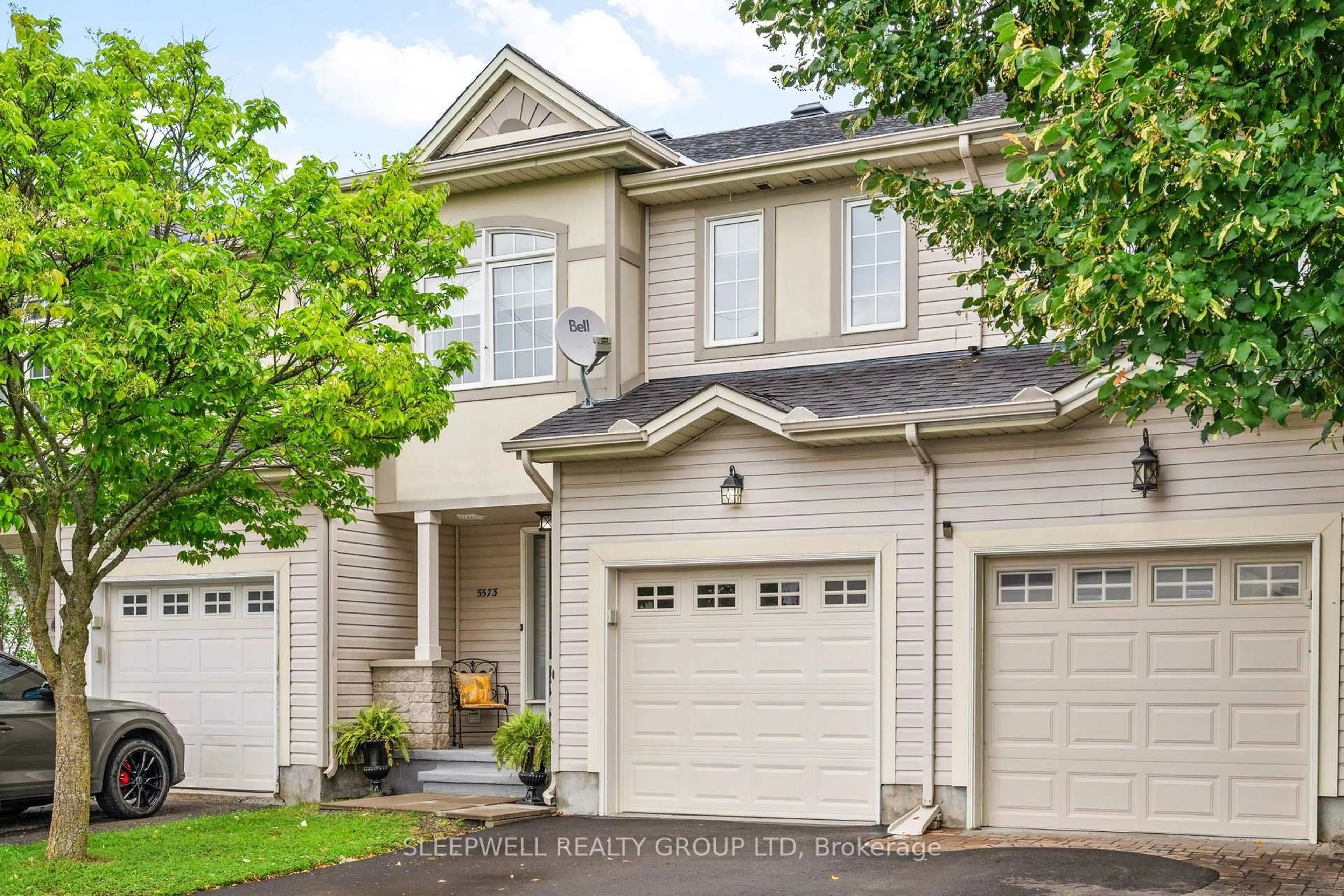 Home with vinyl exterior material, street for 5573 Doctor Leach Dr, Manotick Ontario K4M 1L7
