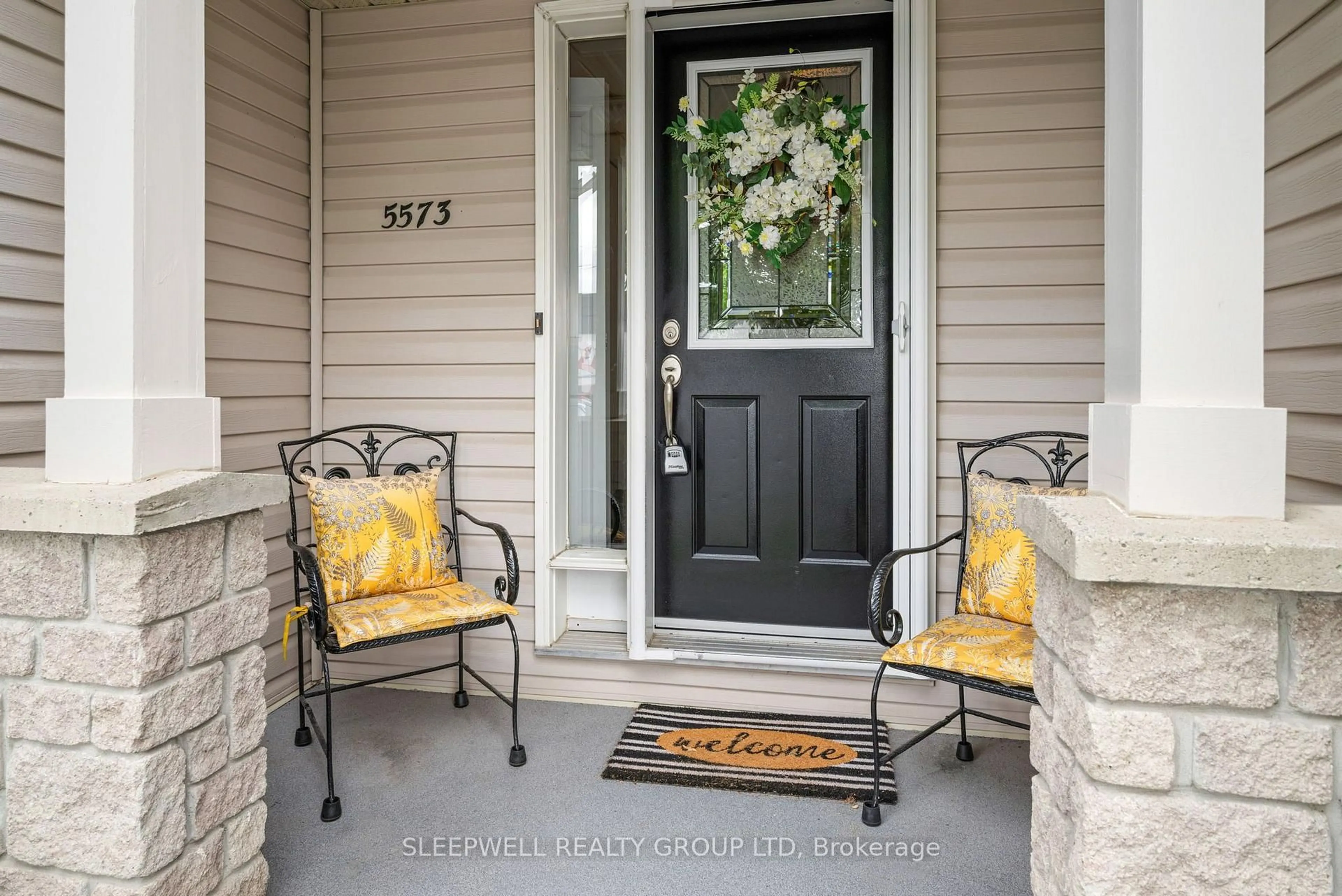 Indoor entryway for 5573 Doctor Leach Dr, Manotick Ontario K4M 1L7