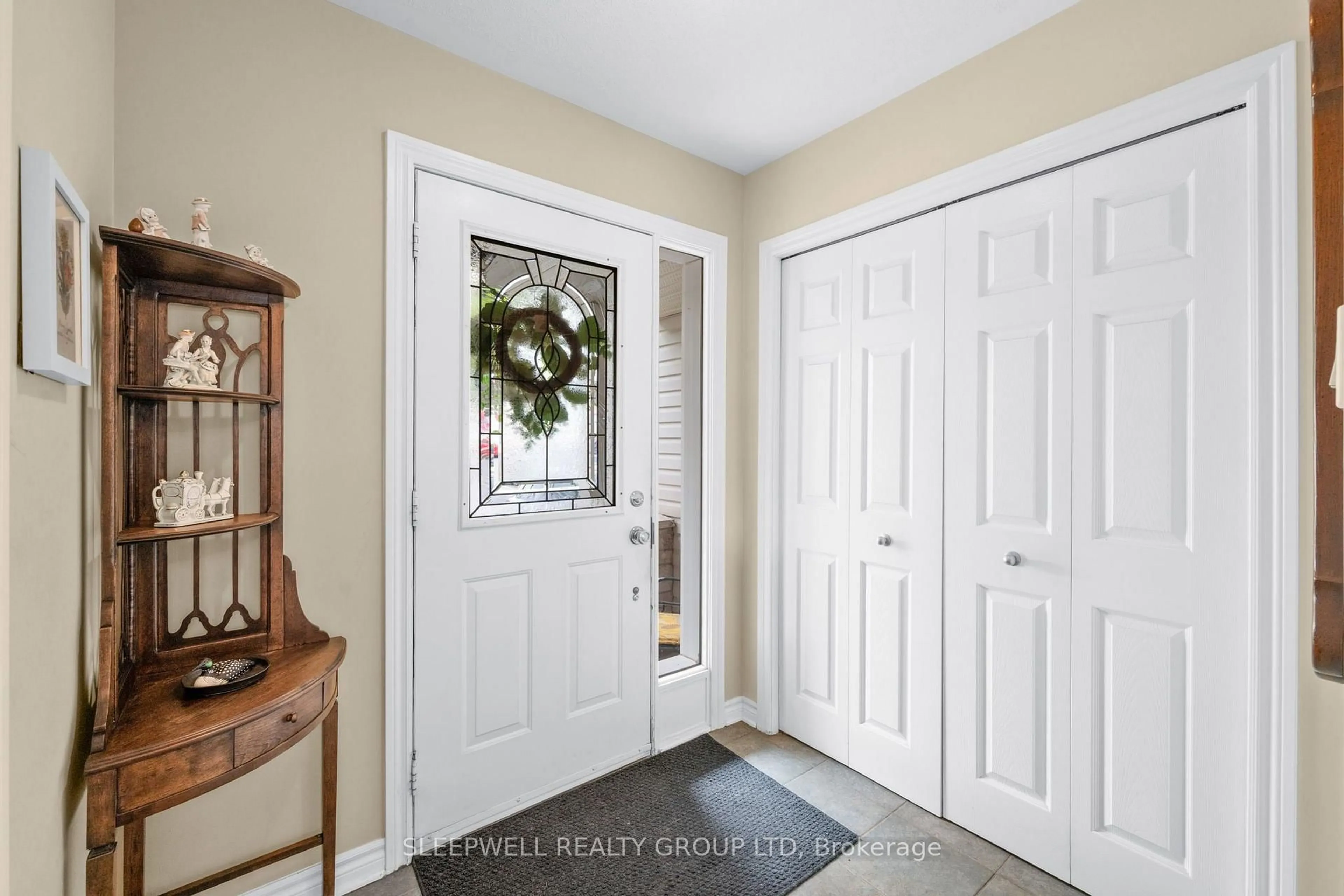 Indoor entryway for 5573 Doctor Leach Dr, Manotick Ontario K4M 1L7
