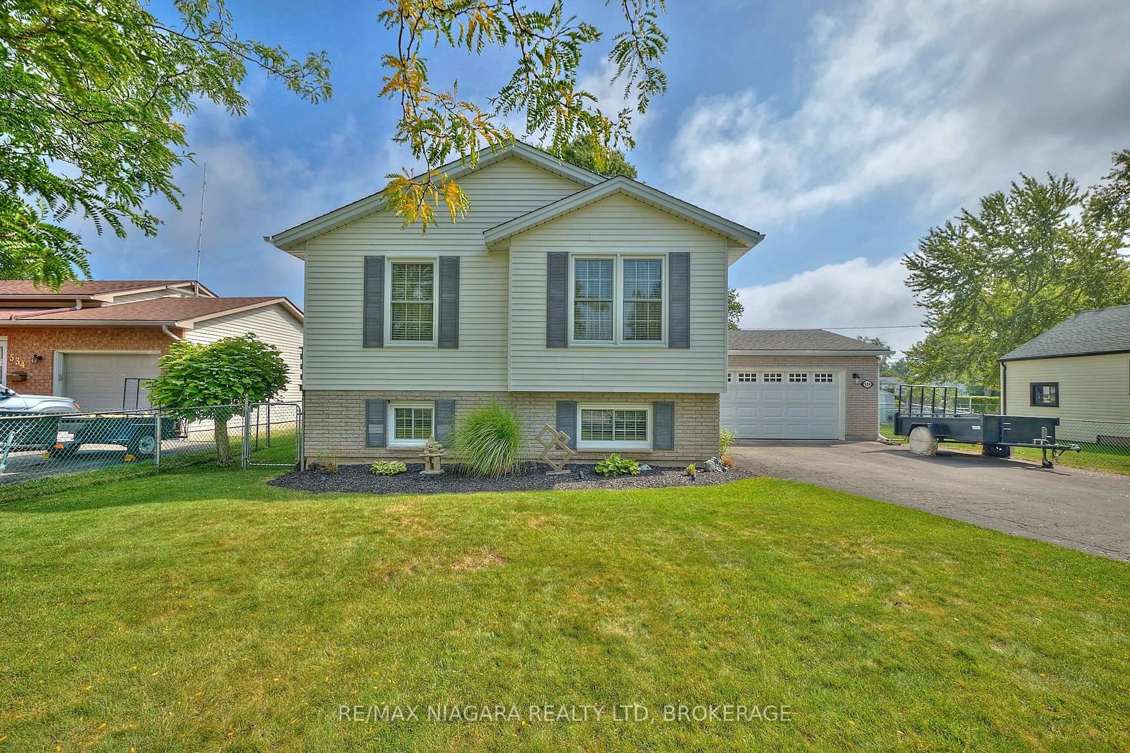 Home with vinyl exterior material, street for 524 Lakeview Rd, Fort Erie Ontario L2A 4W6