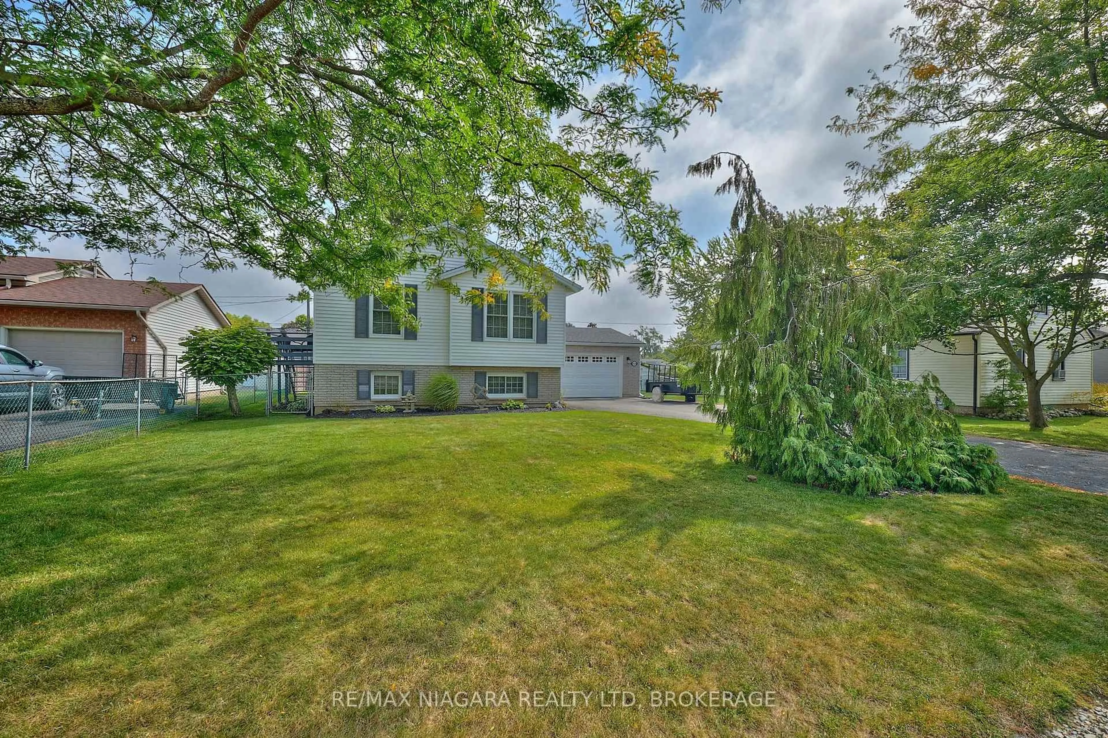 A pic from outside/outdoor area/front of a property/back of a property/a pic from drone, street for 524 Lakeview Rd, Fort Erie Ontario L2A 4W6