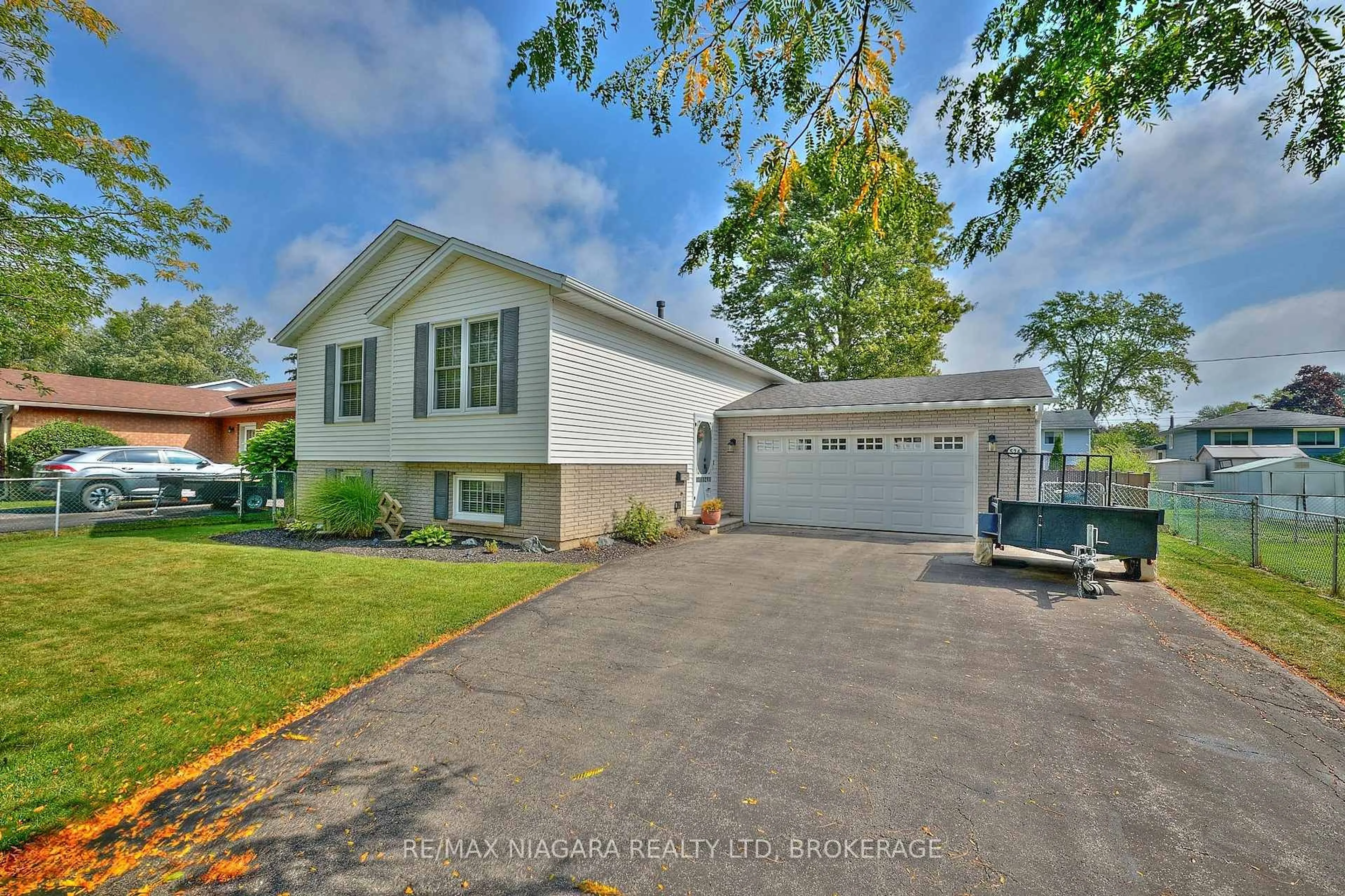 Home with vinyl exterior material, street for 524 Lakeview Rd, Fort Erie Ontario L2A 4W6