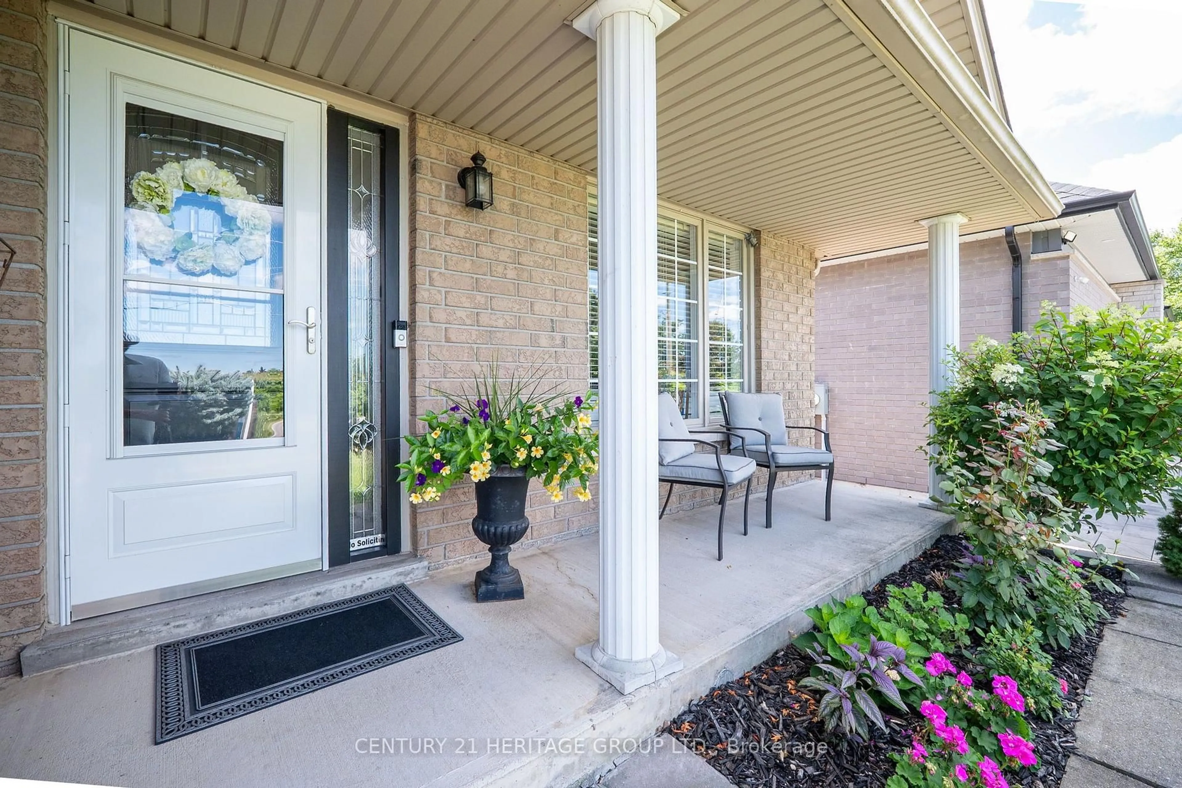 Indoor entryway for 546 Jerseyville Rd, Hamilton Ontario L9G 3L5