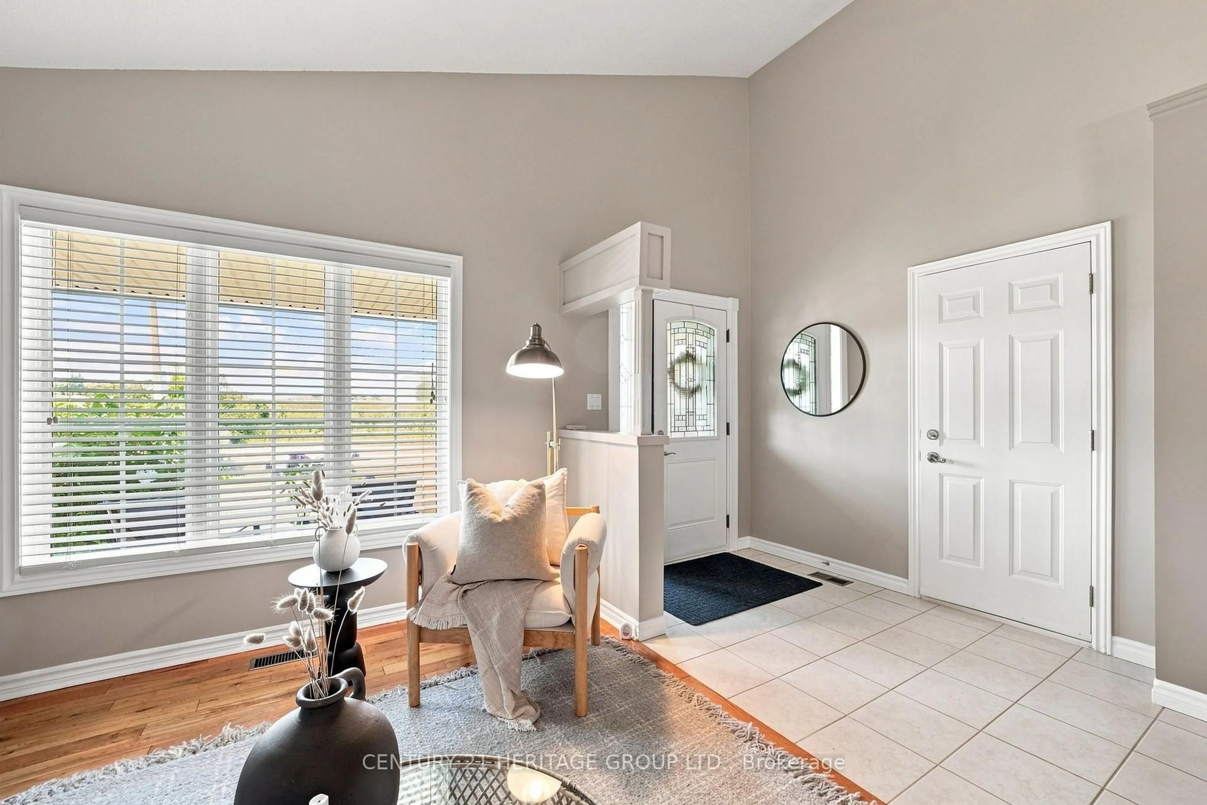 Indoor entryway for 546 Jerseyville Rd, Hamilton Ontario L9G 3L5