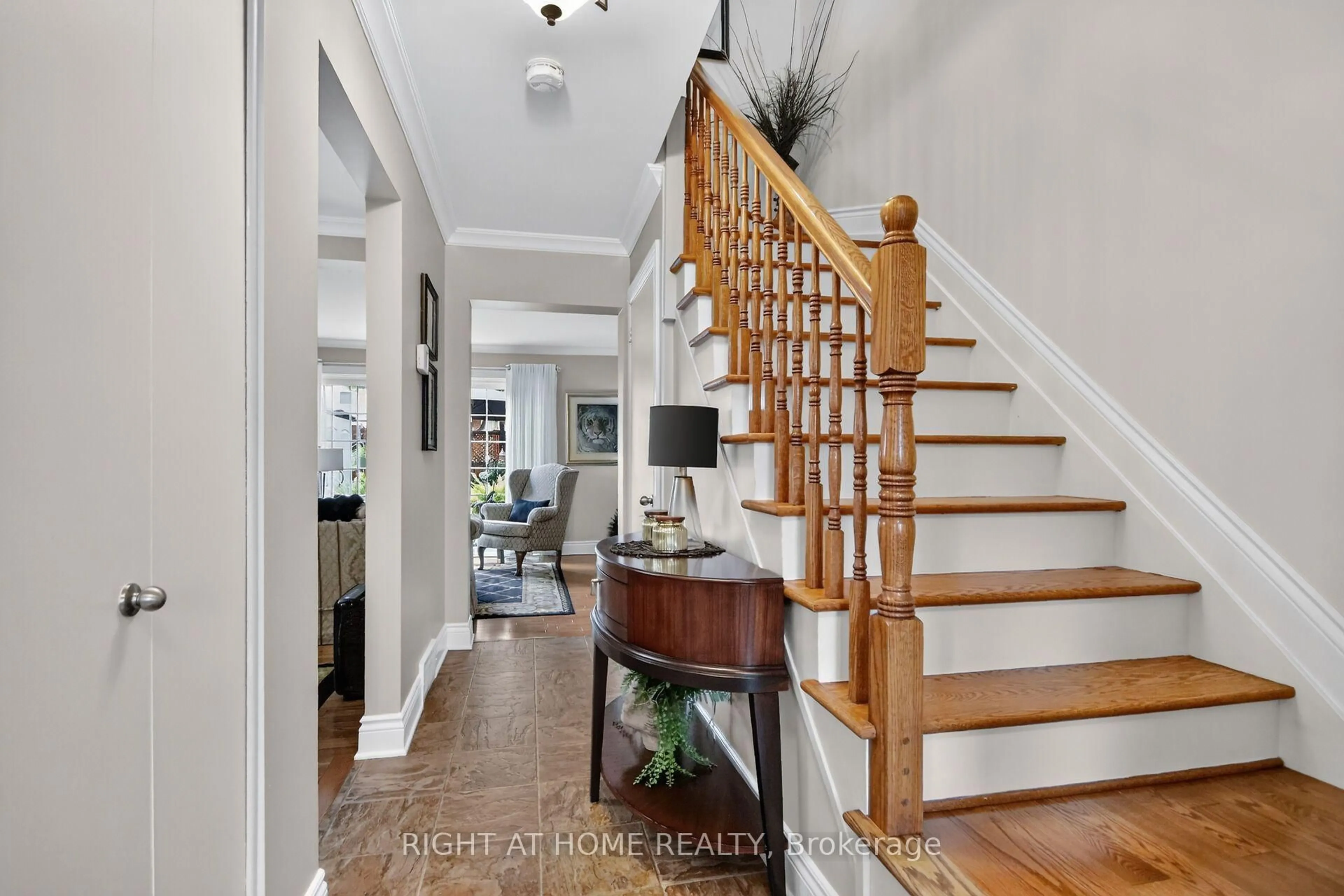 Indoor entryway for 192 MONTEREY Dr, Ottawa Ontario K2H 7A8