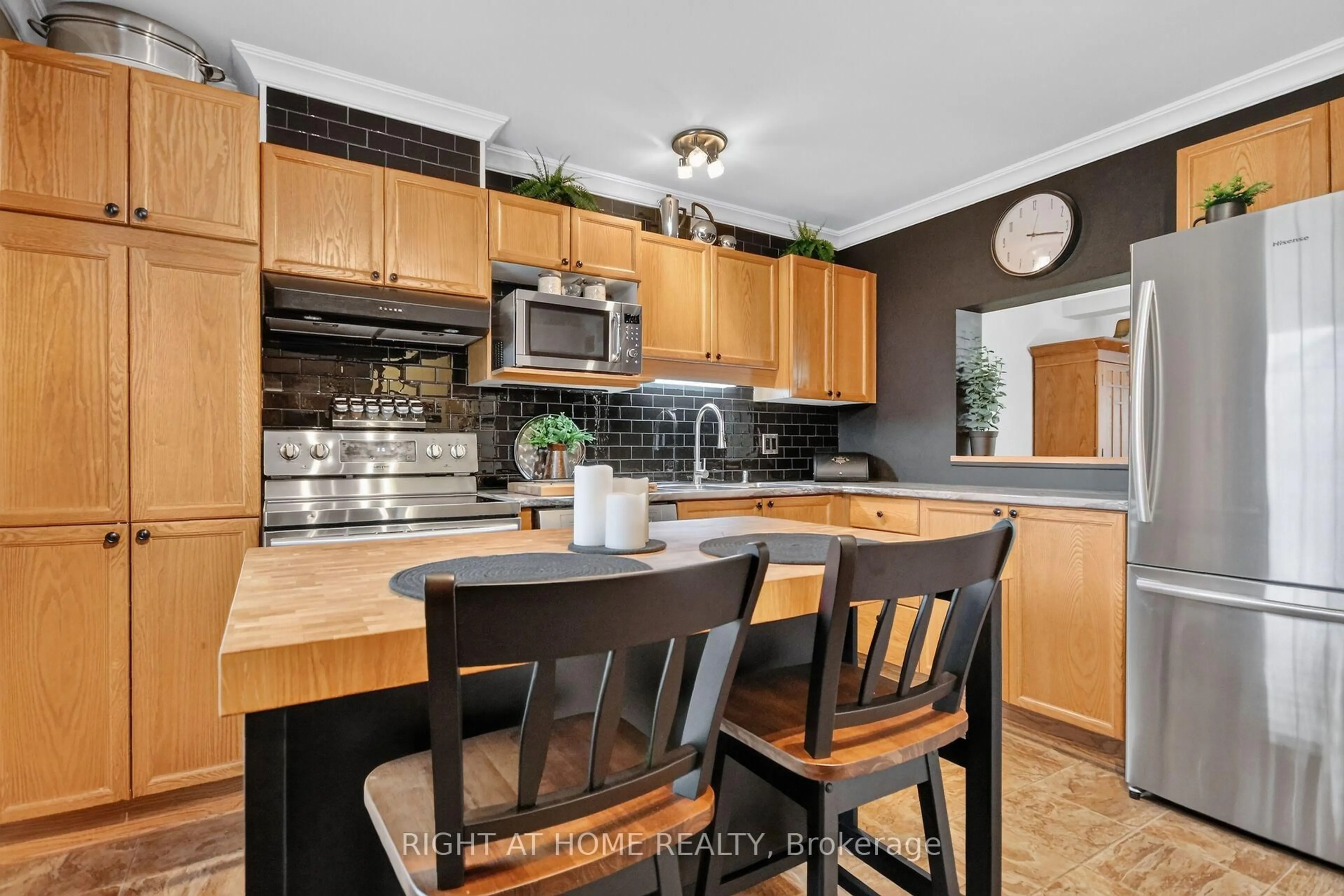 Open concept kitchen, wood/laminate floor for 192 MONTEREY Dr, Ottawa Ontario K2H 7A8