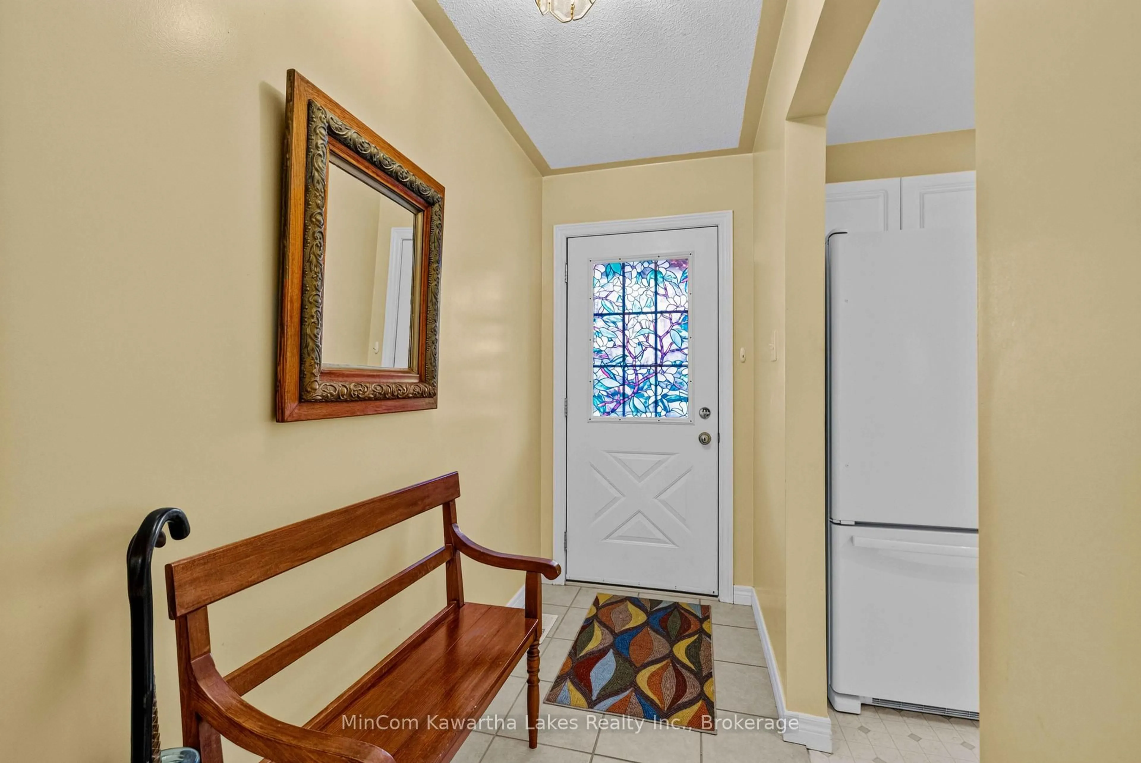 Indoor entryway for 1069 SILVERDALE Rd, Peterborough Ontario K9J 7W5