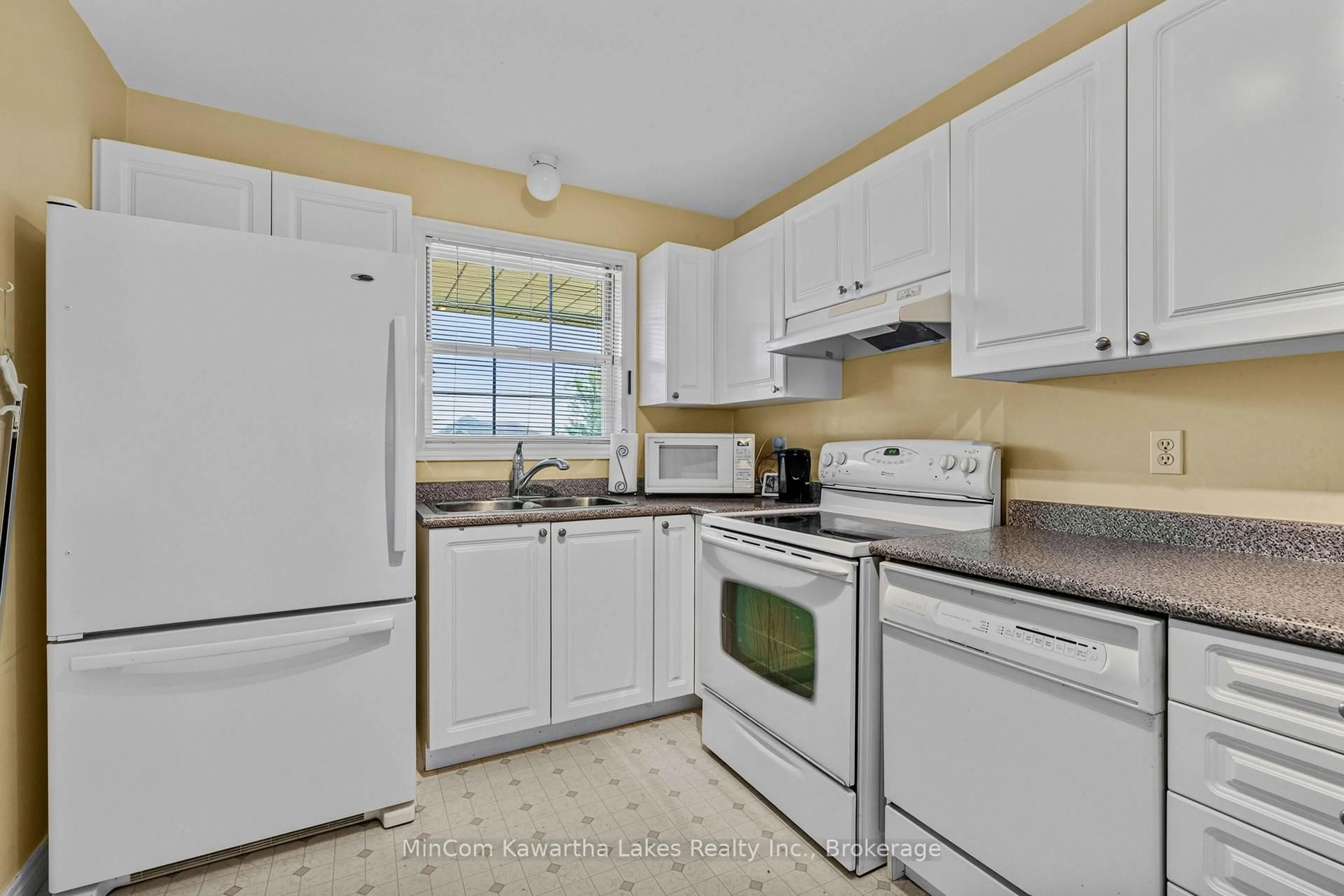 Standard kitchen, ceramic/tile floor for 1069 SILVERDALE Rd, Peterborough Ontario K9J 7W5