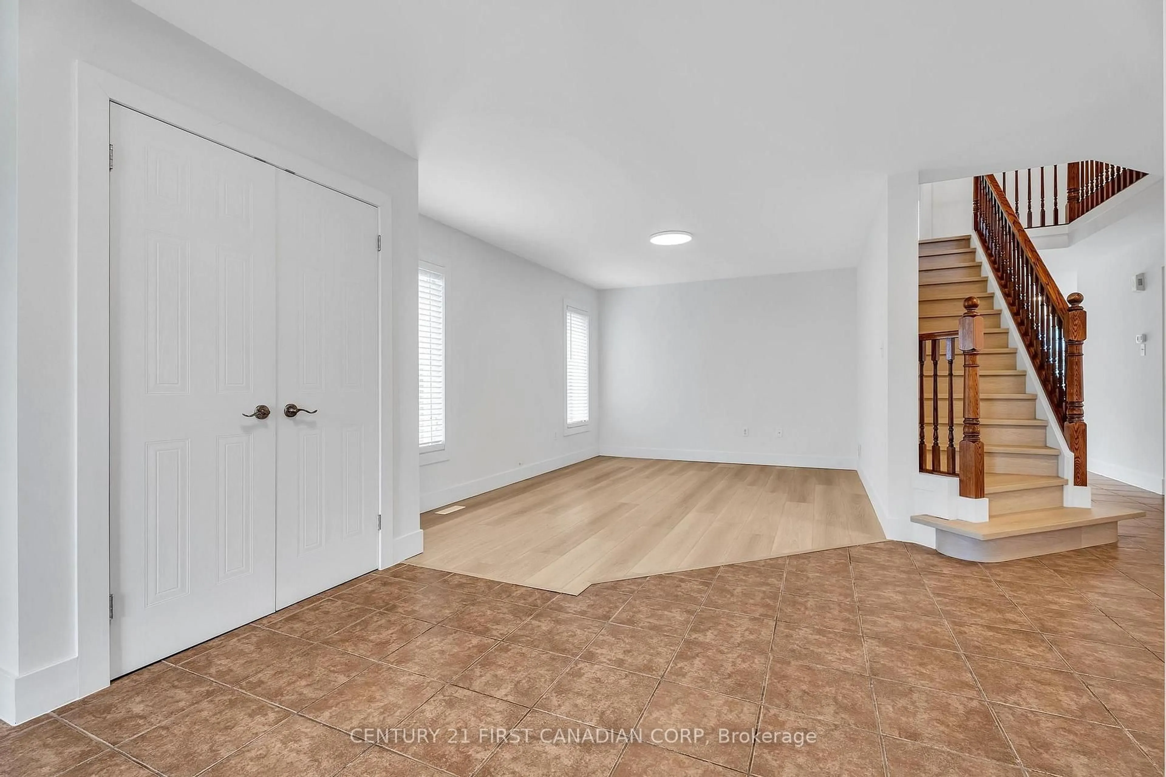 Indoor entryway for 799 Oakcrossing Rd, London North Ontario N6H 5V9