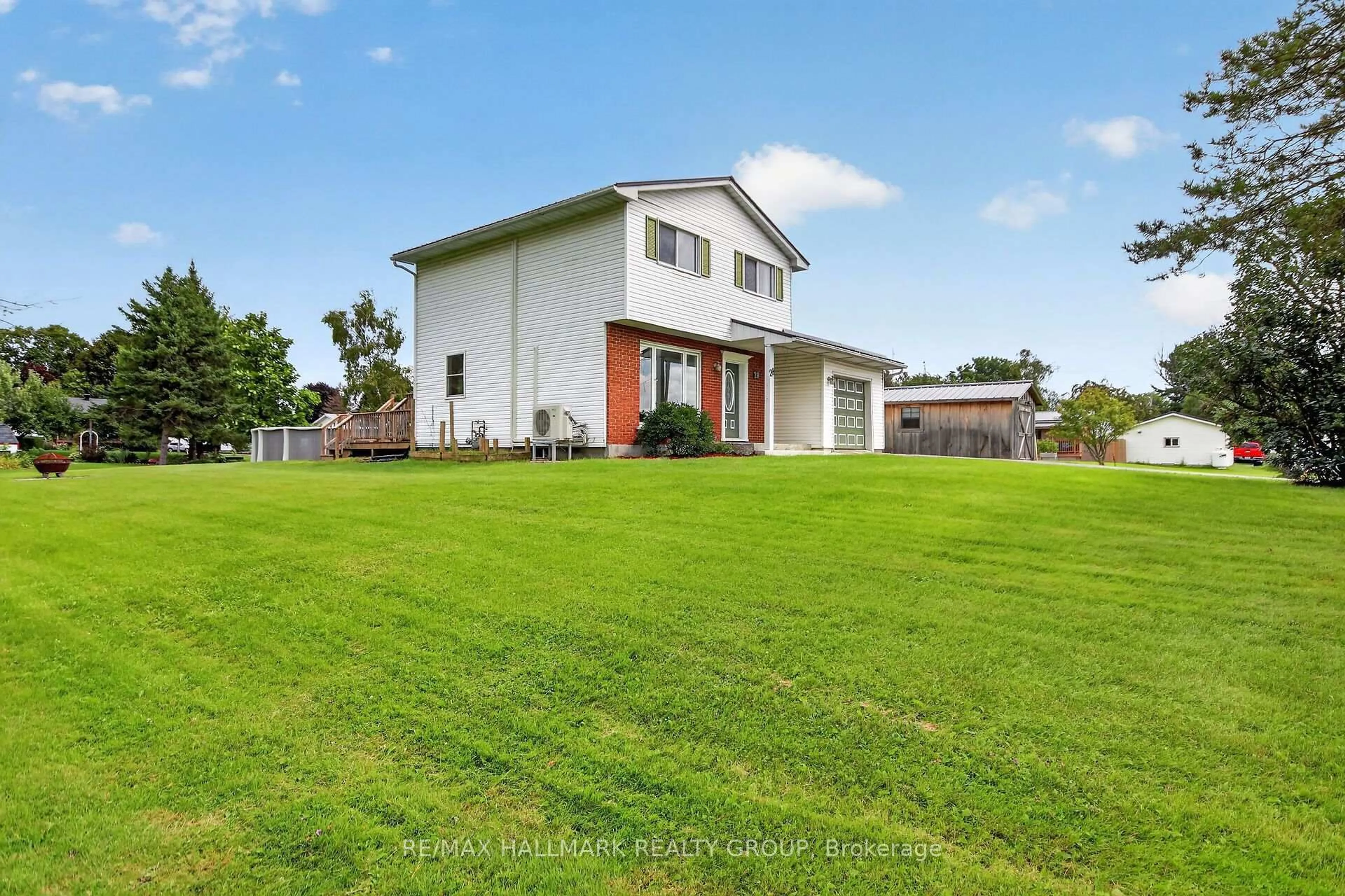 A pic from outside/outdoor area/front of a property/back of a property/a pic from drone, unknown for 28 Second St, Edwardsburgh/Cardinal Ontario K0E 1T1