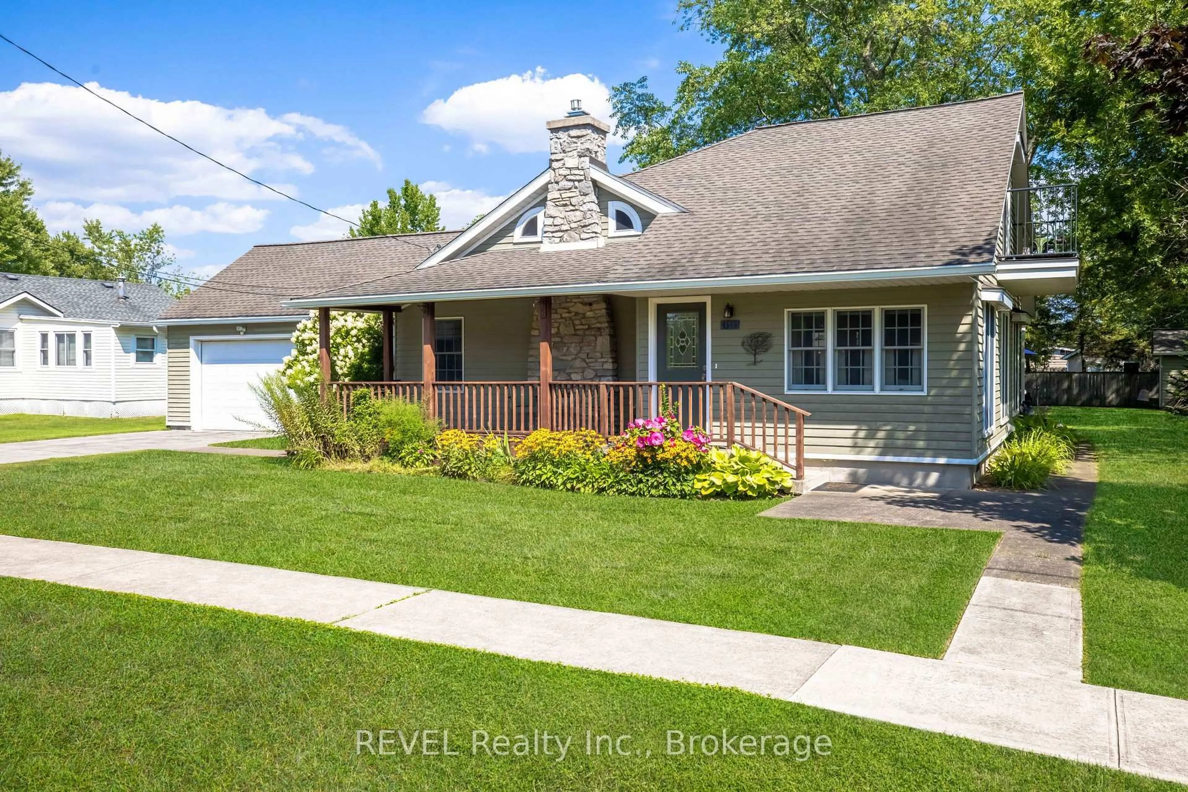 A pic from outside/outdoor area/front of a property/back of a property/a pic from drone, street for 60 Bernard Ave, Fort Erie Ontario L0S 1N0
