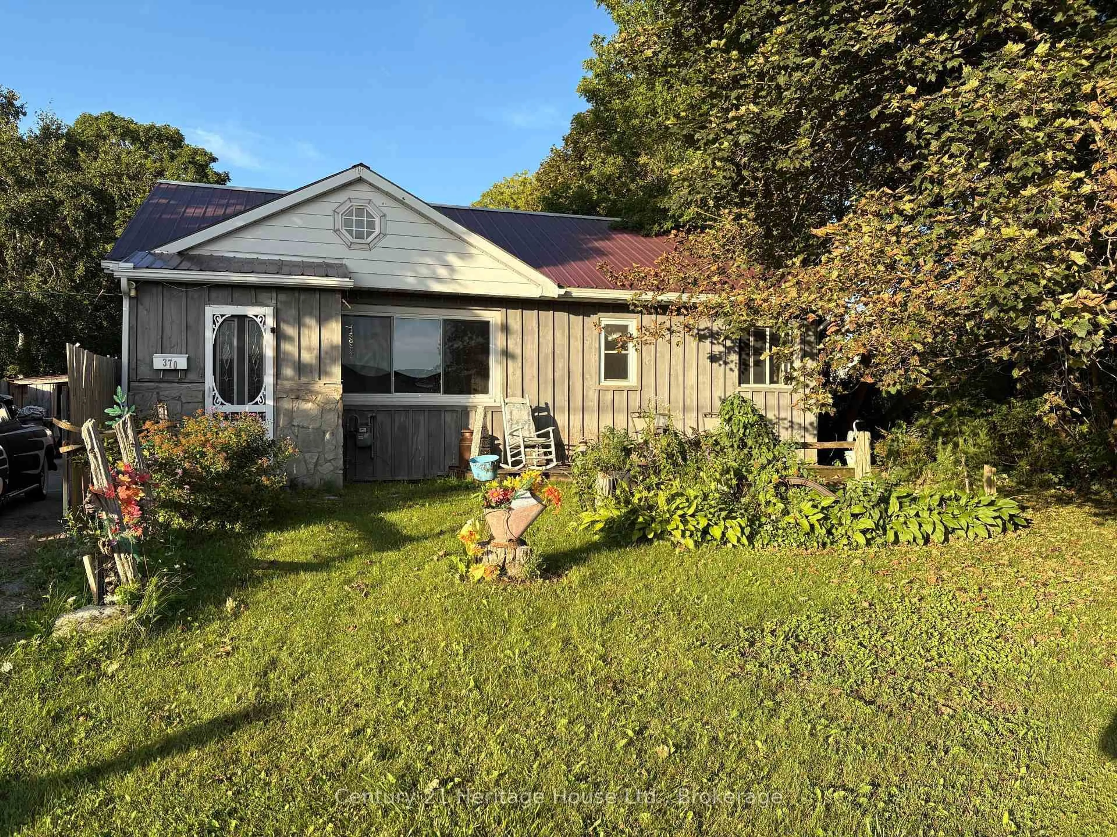 A pic from outside/outdoor area/front of a property/back of a property/a pic from drone, street for 370 Foster St, Wellington North Ontario N0G 2L1