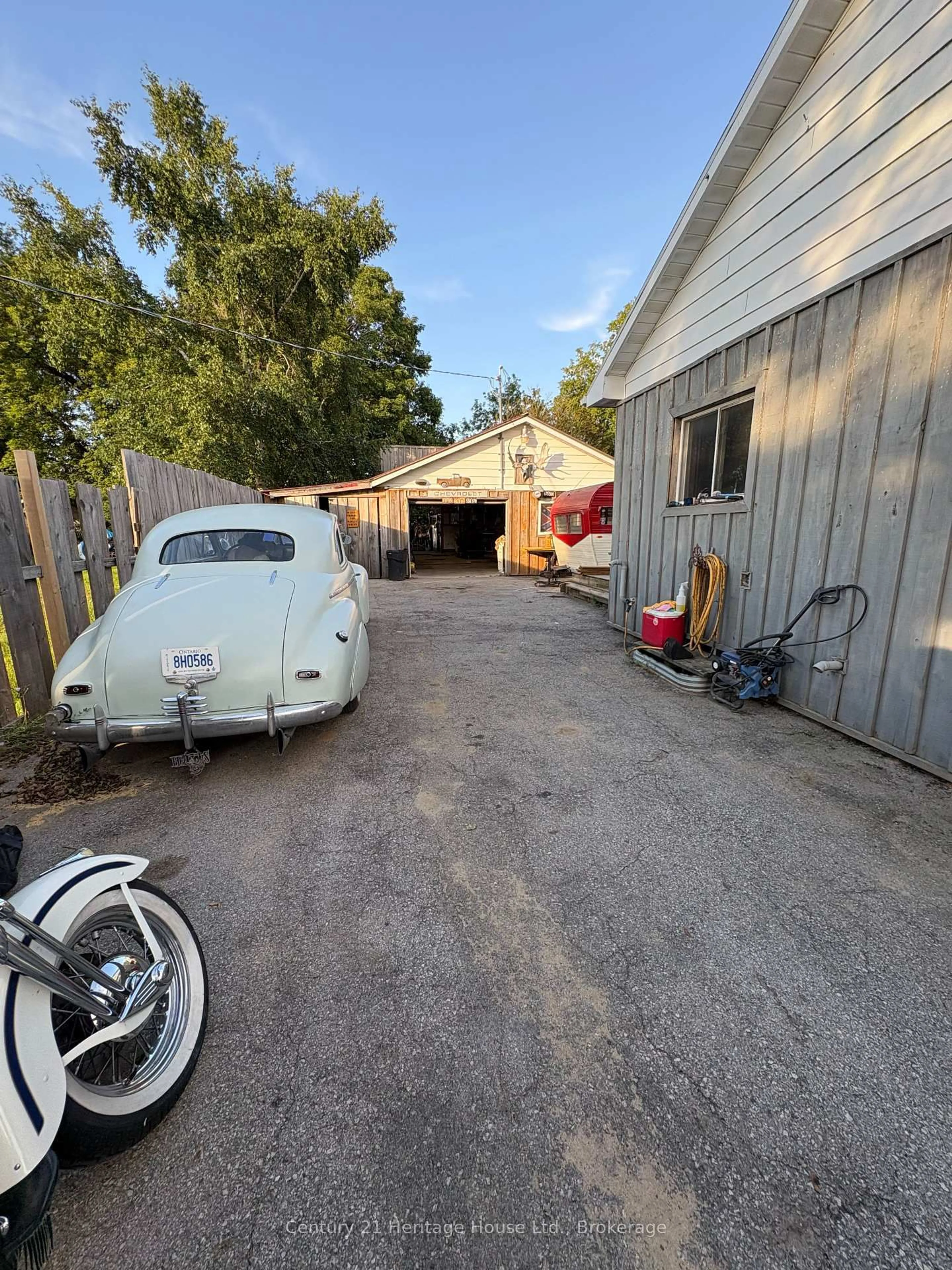 Indoor garage for 370 Foster St, Wellington North Ontario N0G 2L1