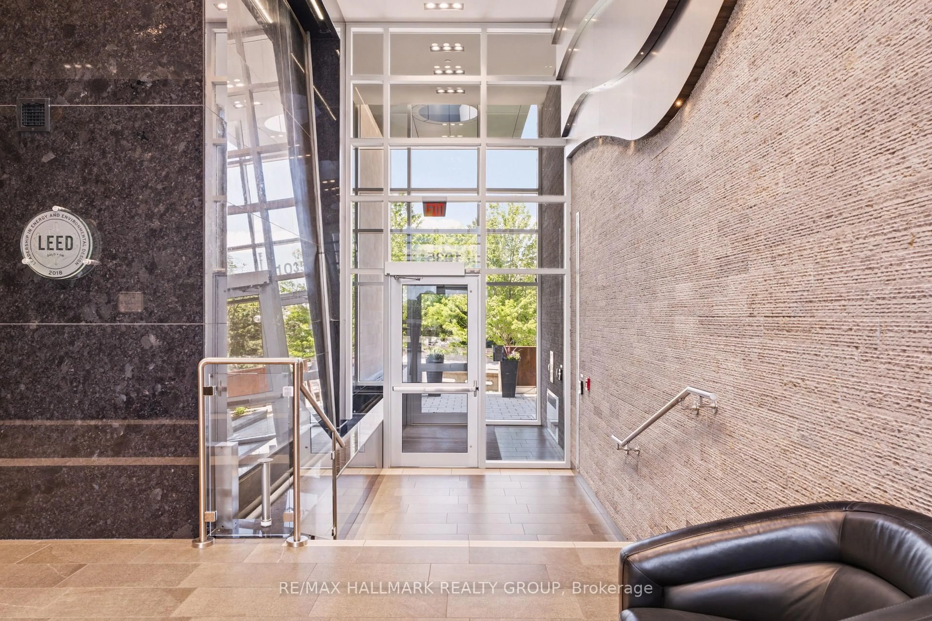 Indoor foyer for 1035 Bank St #1205, Ottawa Ontario K1S 5K3