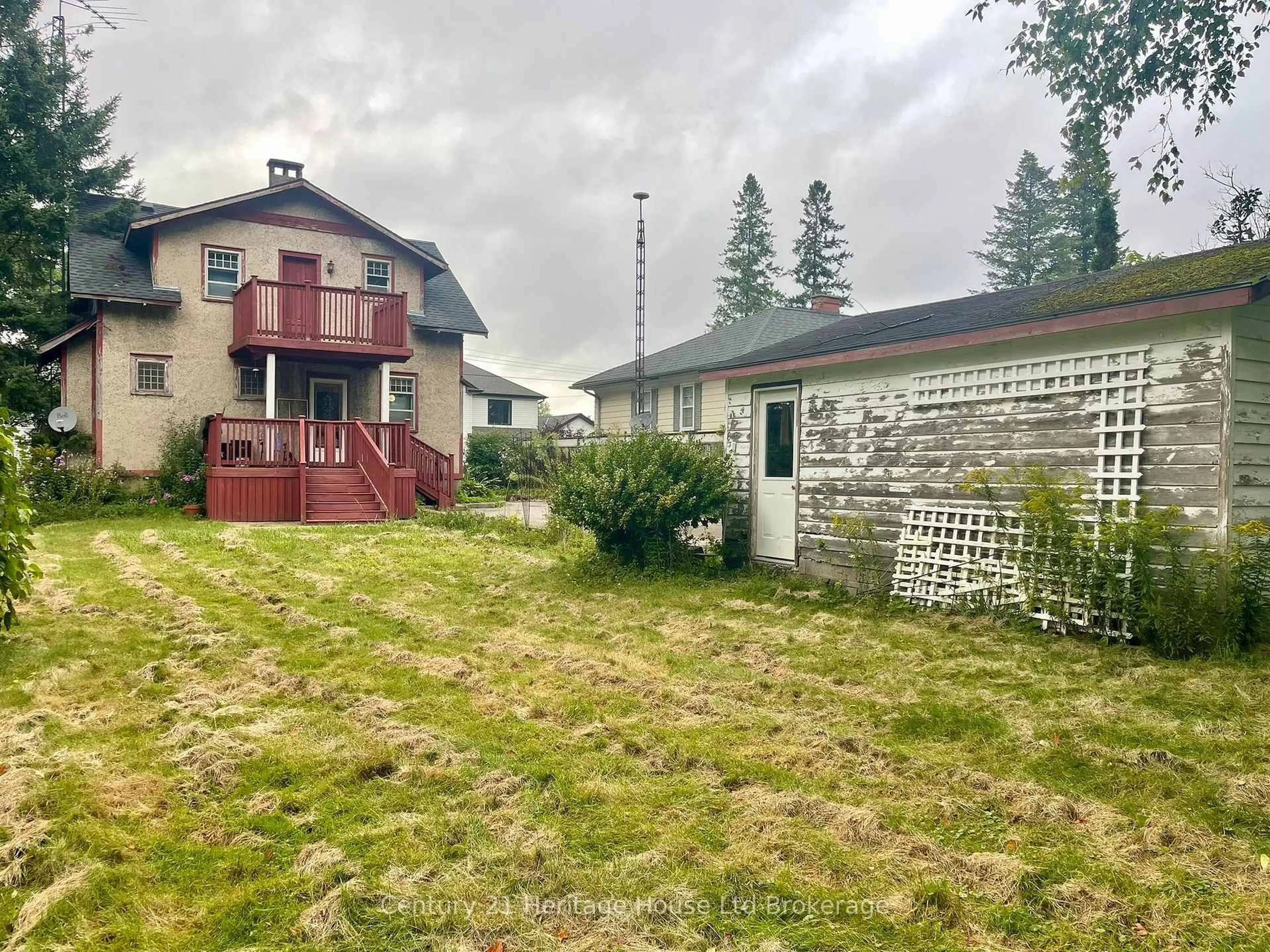 A pic from outside/outdoor area/front of a property/back of a property/a pic from drone, unknown for 11 Adams St, Norfolk Ontario N0J 1E0