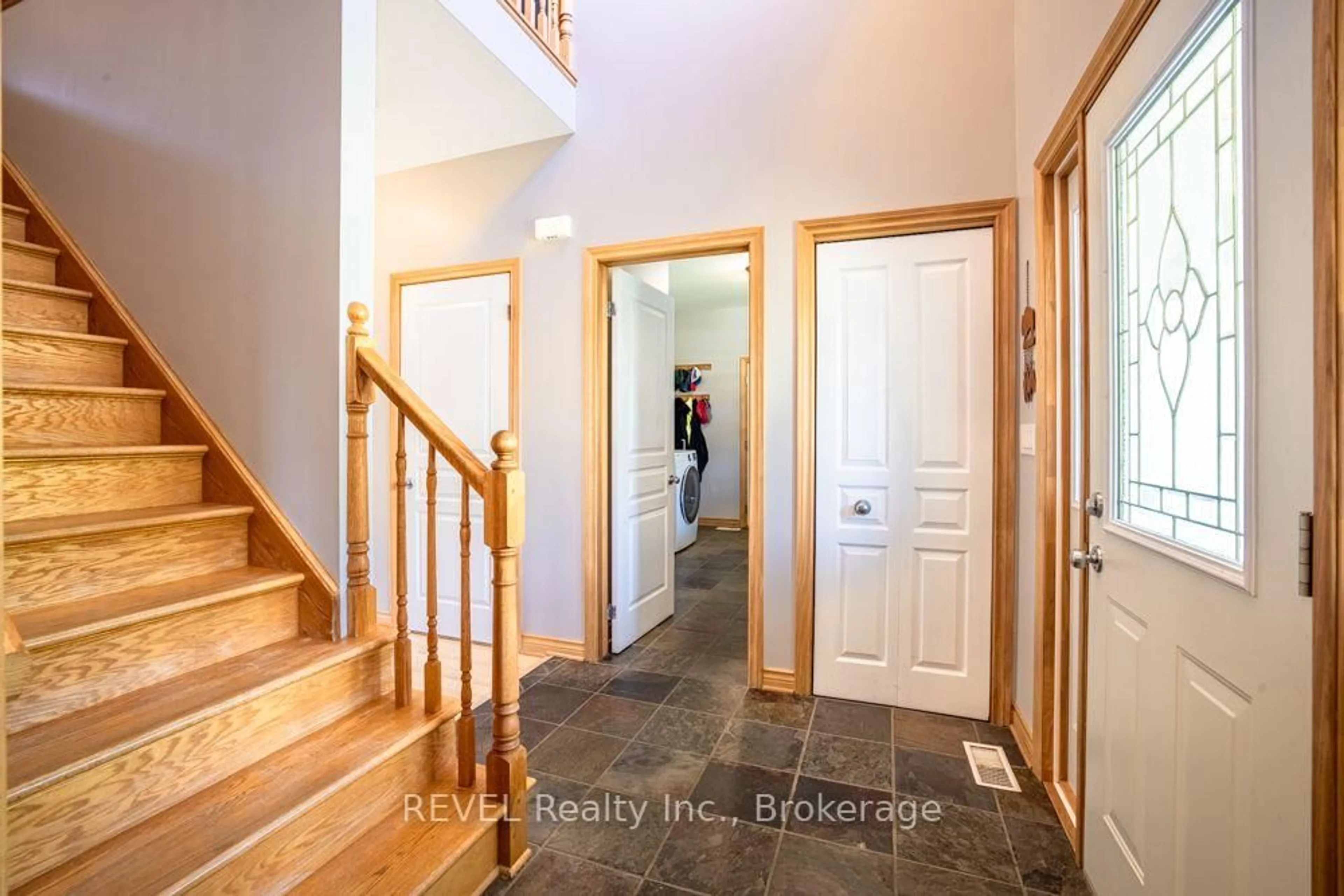 Indoor entryway for 3305 HYMAN Ave, Fort Erie Ontario L0S 1N0