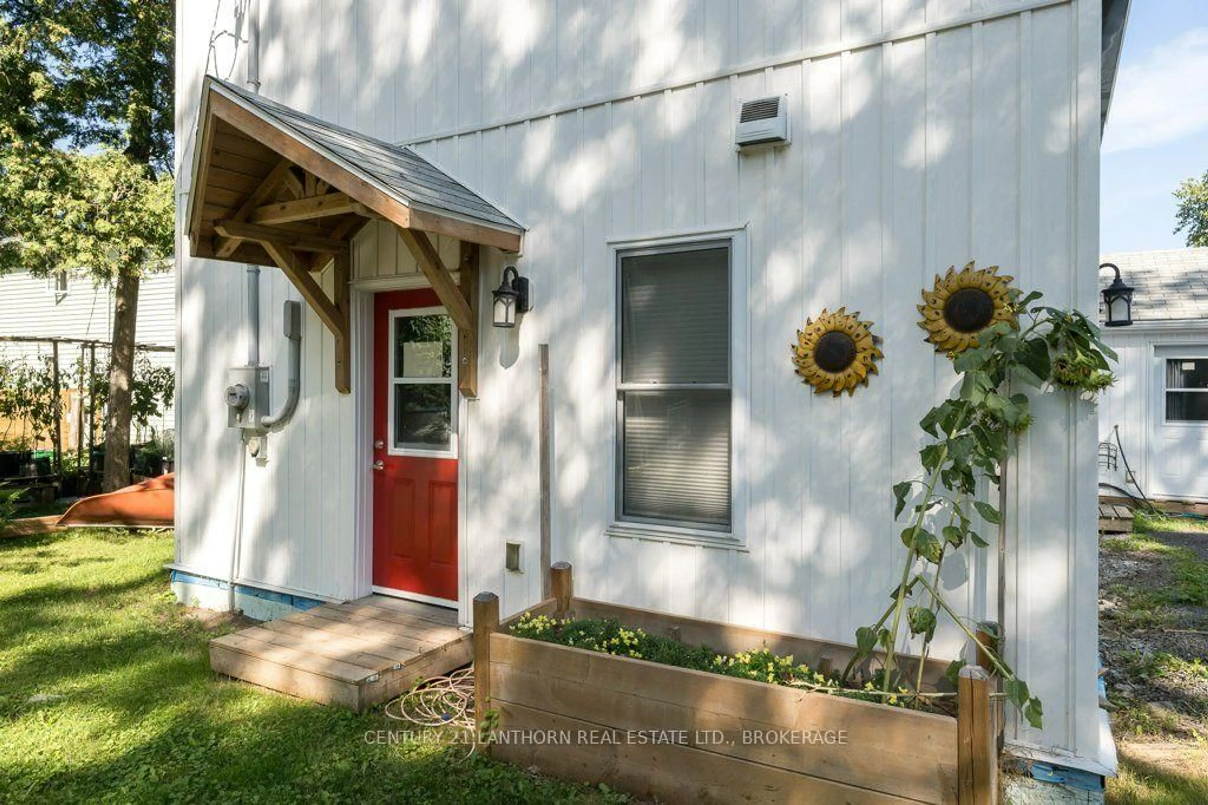 Indoor entryway for 74 Cottage Lane, Greater Napanee Ontario K0K 2L0