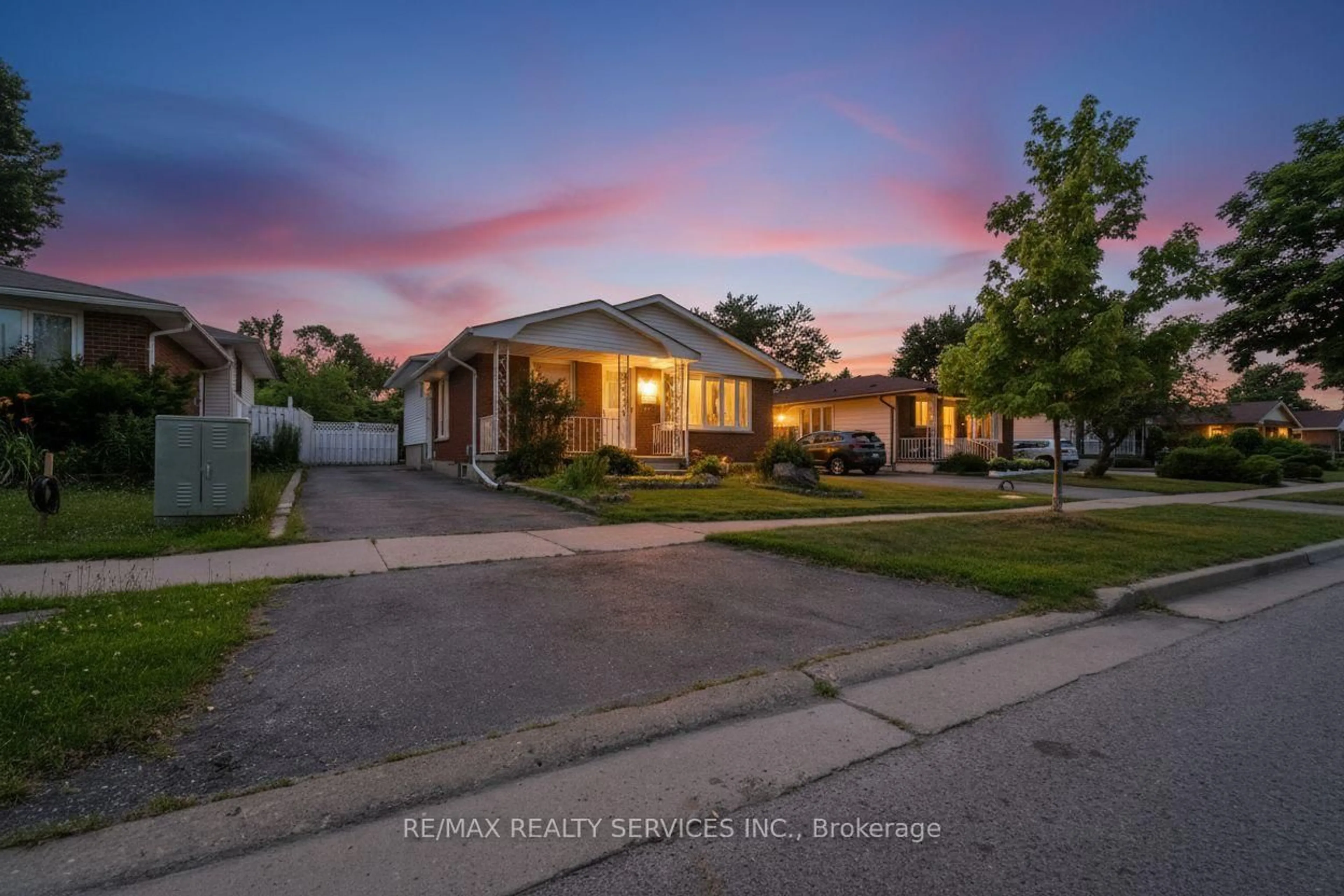 A pic from outside/outdoor area/front of a property/back of a property/a pic from drone, street for 1259 Ernest Ave, London South Ontario N6E 2B2