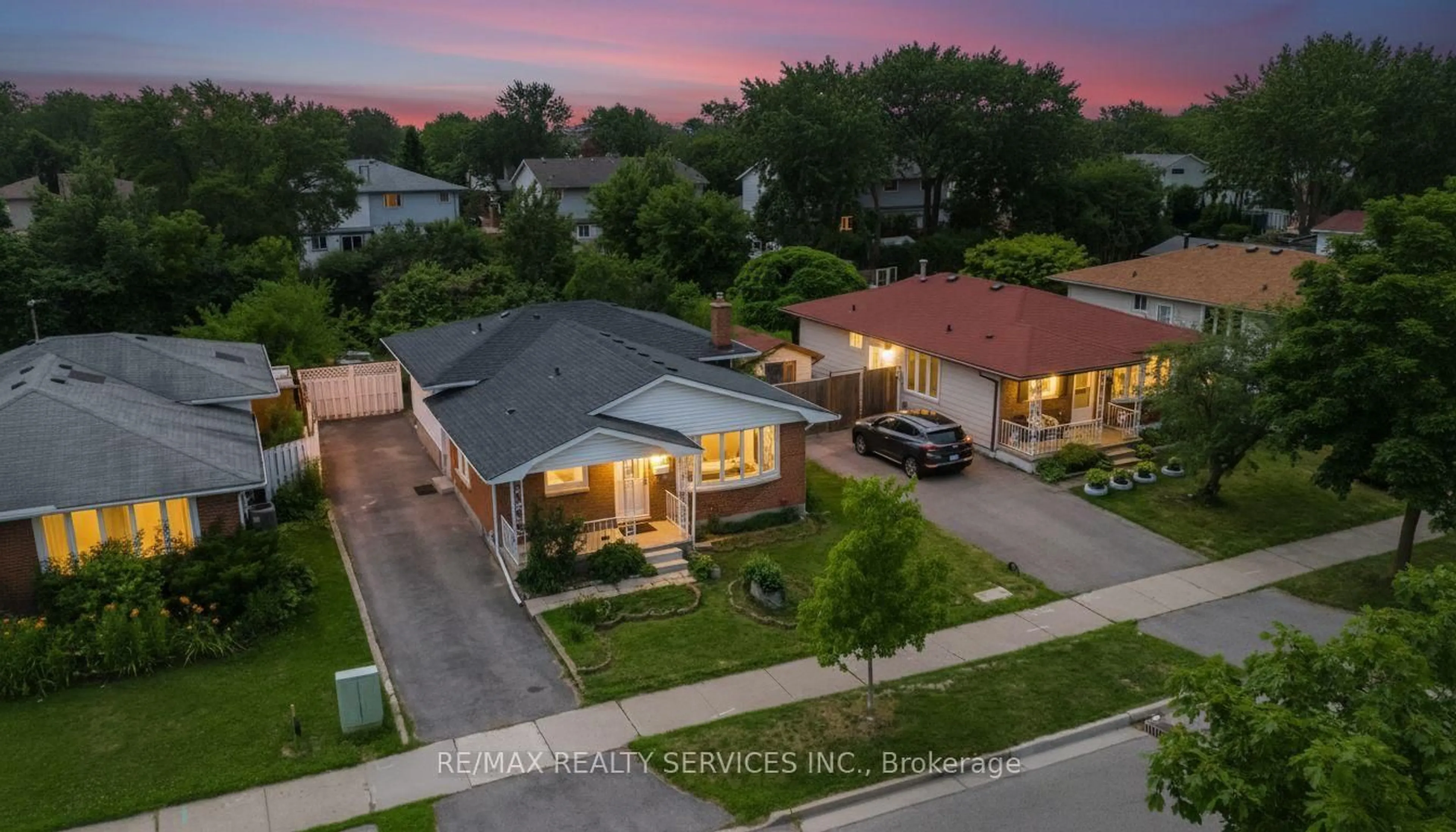 A pic from outside/outdoor area/front of a property/back of a property/a pic from drone, street for 1259 Ernest Ave, London South Ontario N6E 2B2