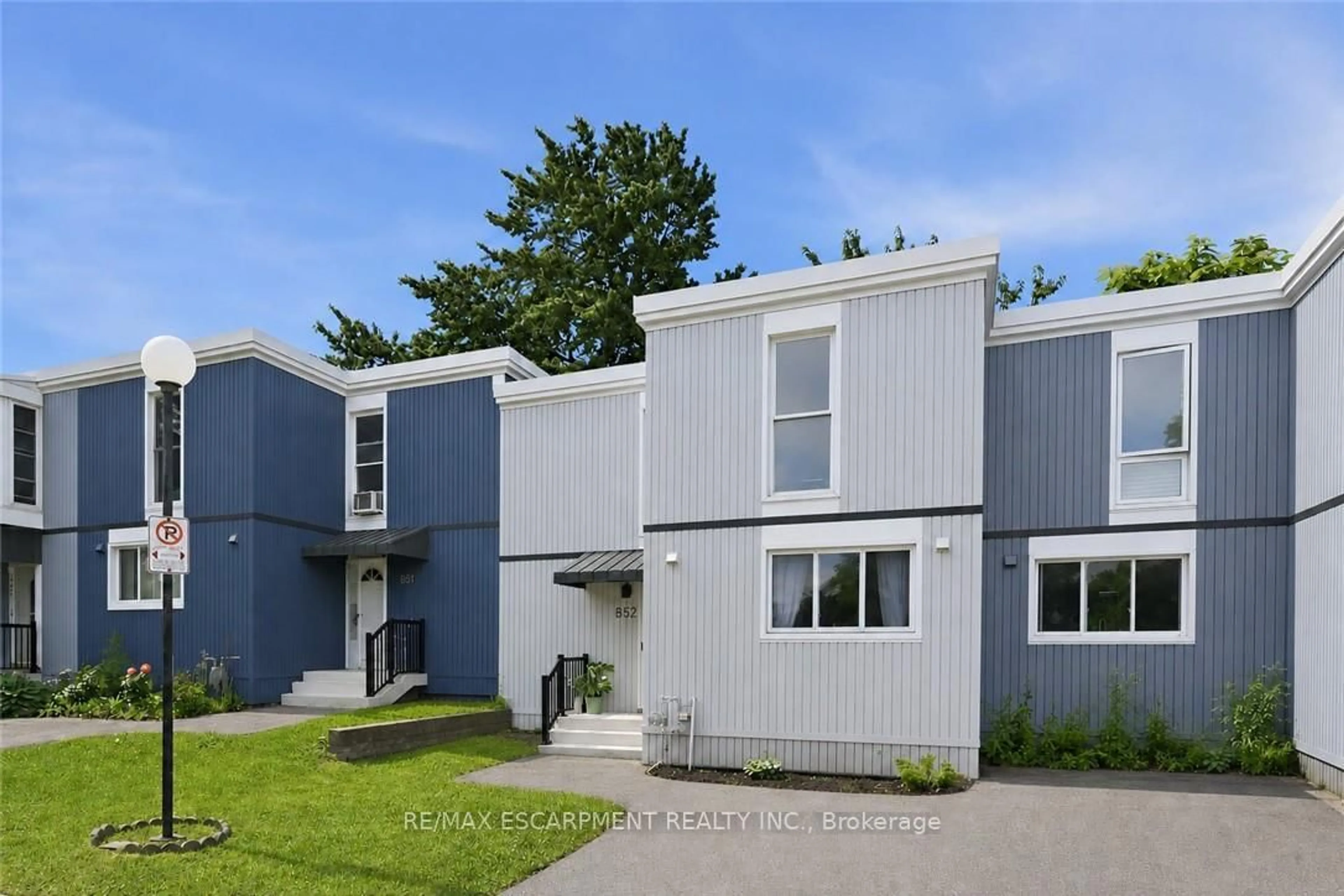 Home with vinyl exterior material, building for 25 Britten Clse #B52, Hamilton Ontario L9C 4J8