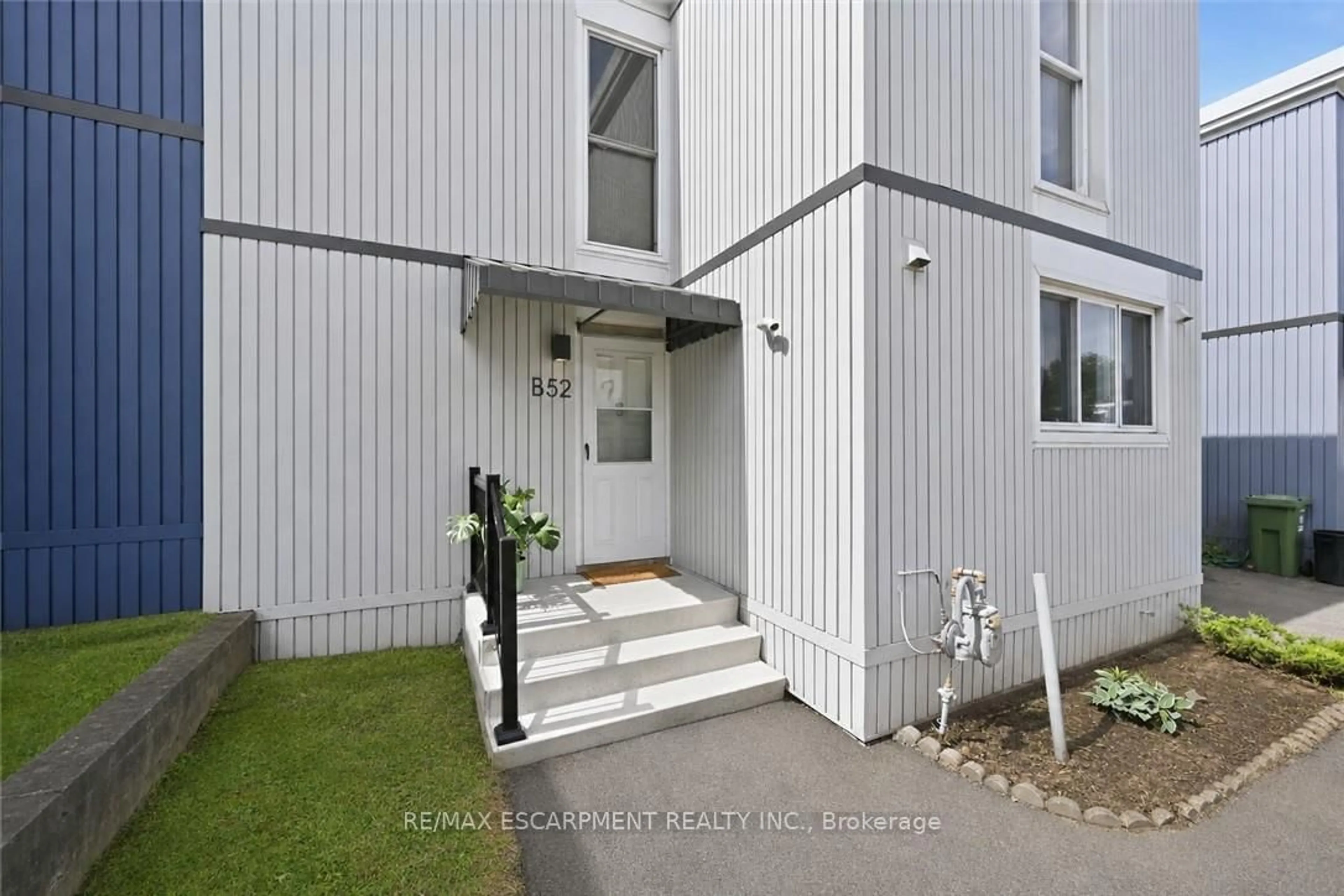 Indoor entryway for 25 Britten Clse #B52, Hamilton Ontario L9C 4J8
