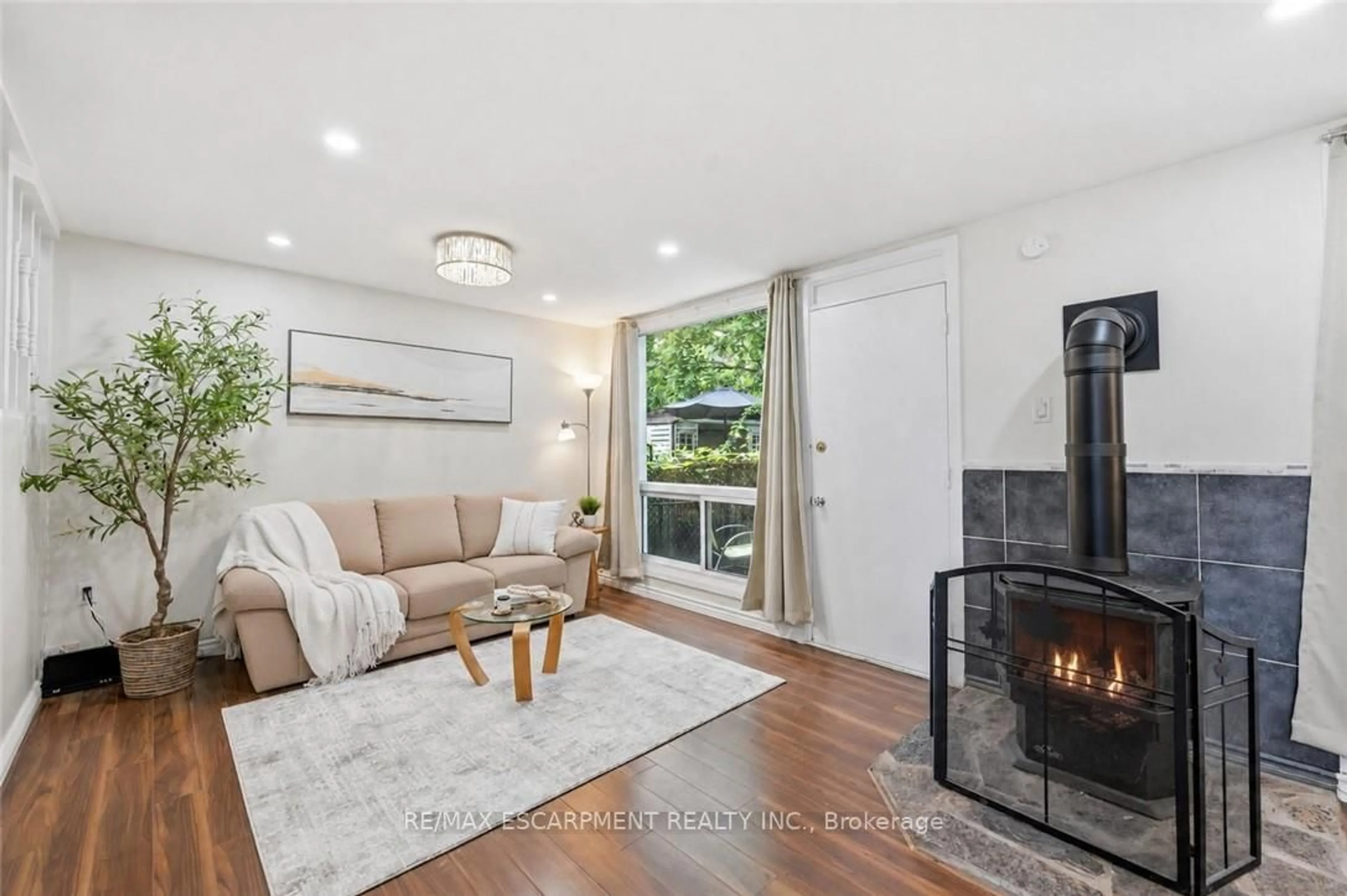 Living room with furniture, unknown for 25 Britten Clse #B52, Hamilton Ontario L9C 4J8