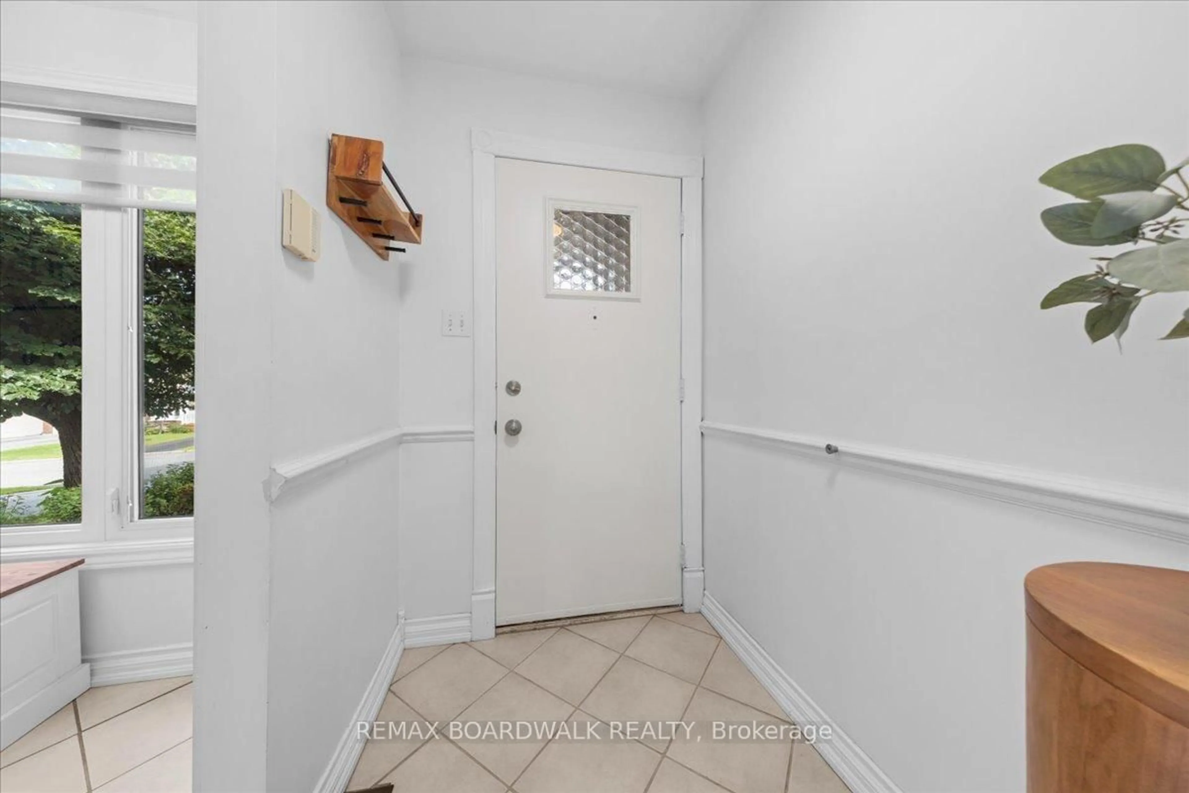 Indoor entryway for 6584 Legault St, Orleans Ontario K1C 2Z1