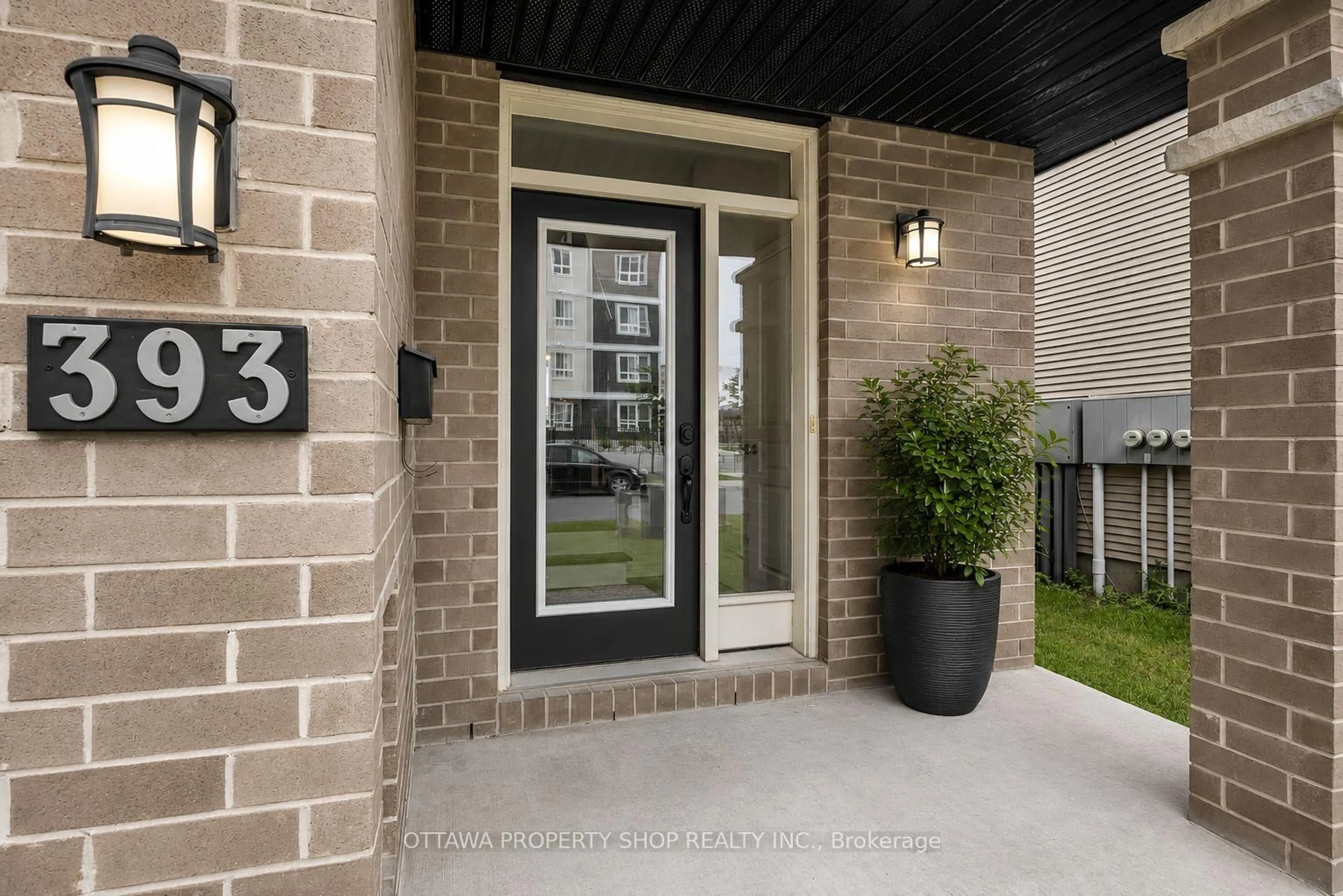Indoor entryway for 393 Livery St, Stittsville Ontario K2V 0B5