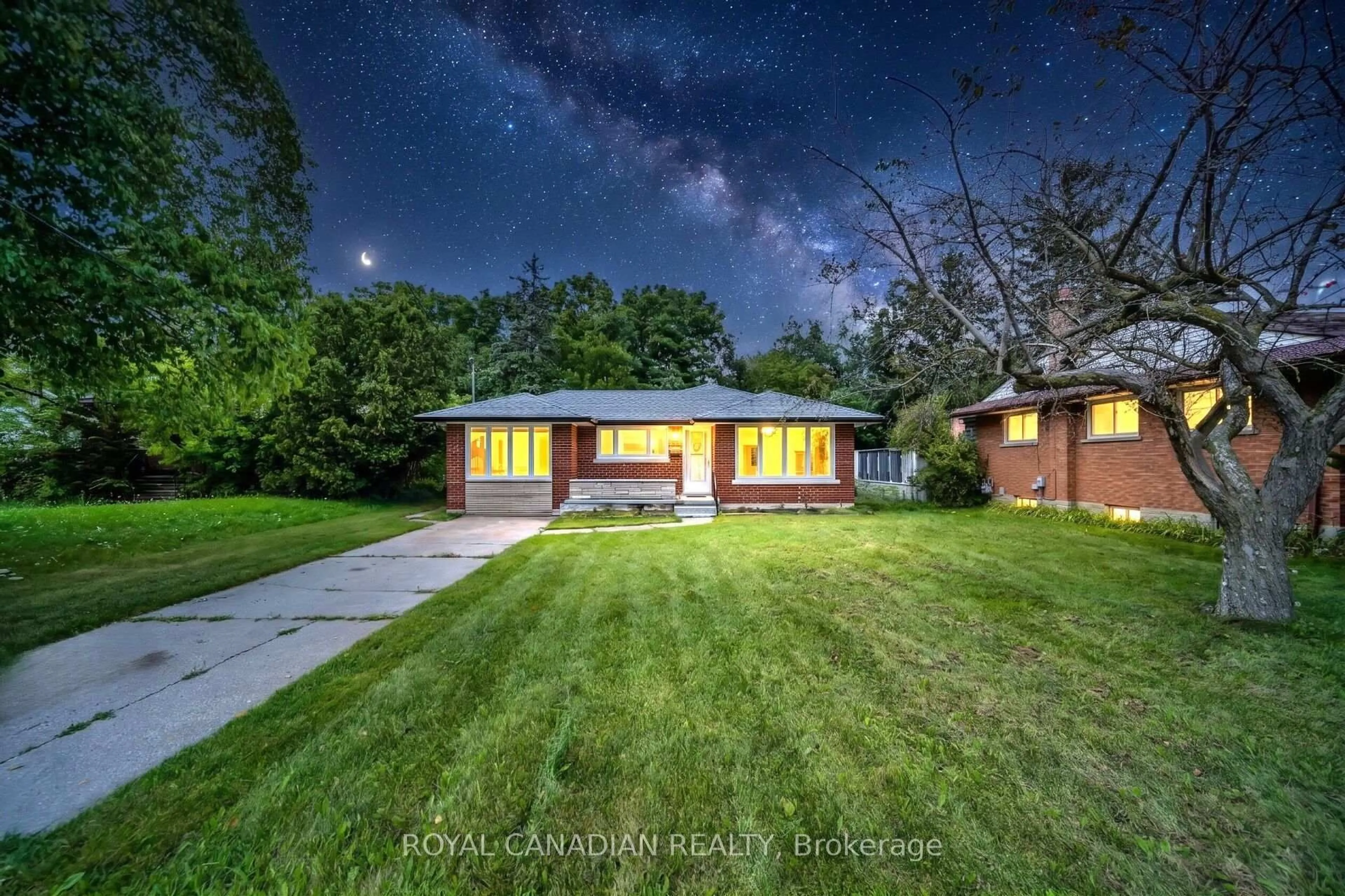 A pic from outside/outdoor area/front of a property/back of a property/a pic from drone, street for 284 Cedar Cres, Cambridge Ontario N1S 1X1