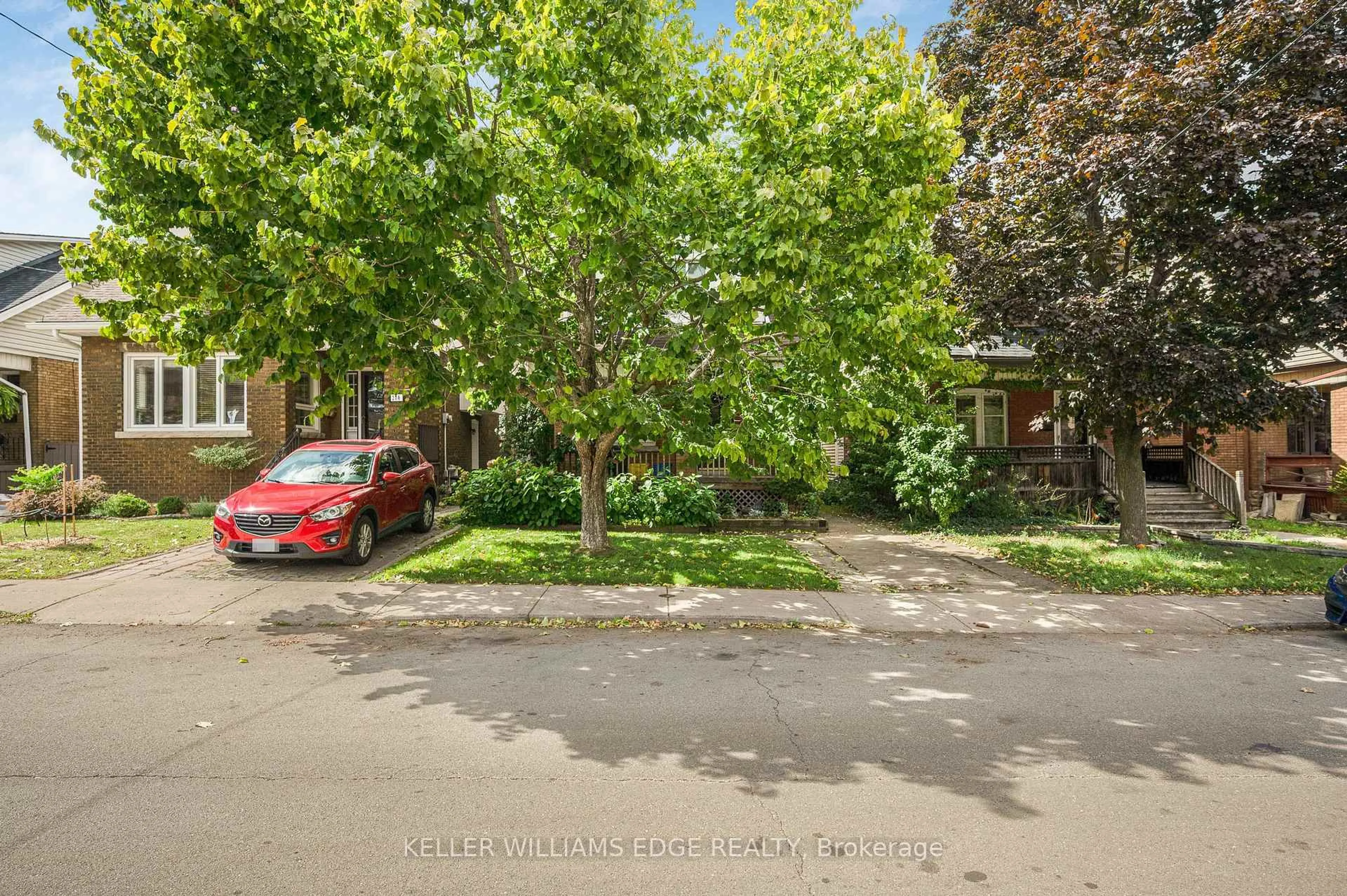 A pic from outside/outdoor area/front of a property/back of a property/a pic from drone, street for 204 Rosslyn Ave, Hamilton Ontario L8M 3J5