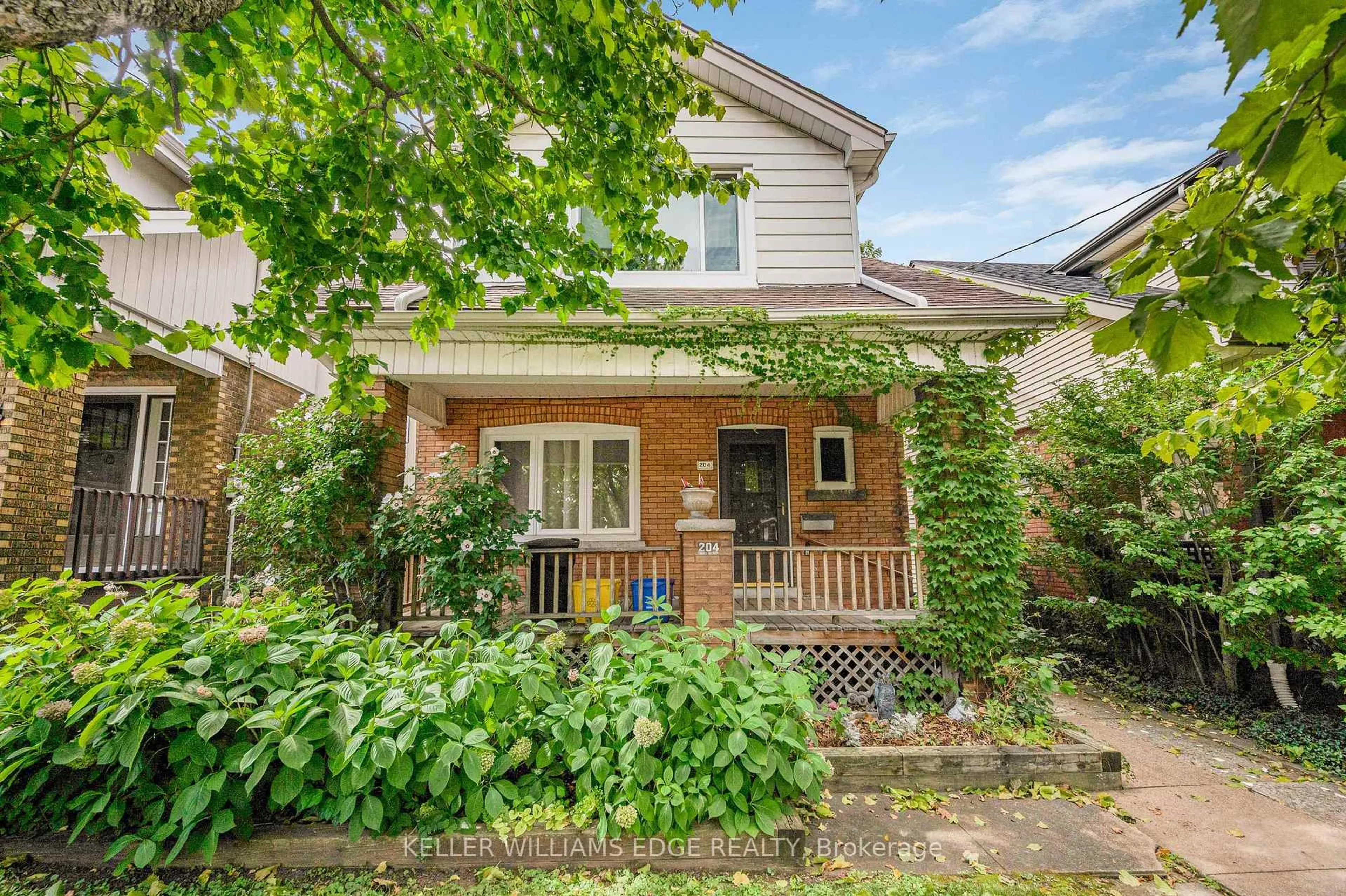 Home with brick exterior material, street for 204 Rosslyn Ave, Hamilton Ontario L8M 3J5