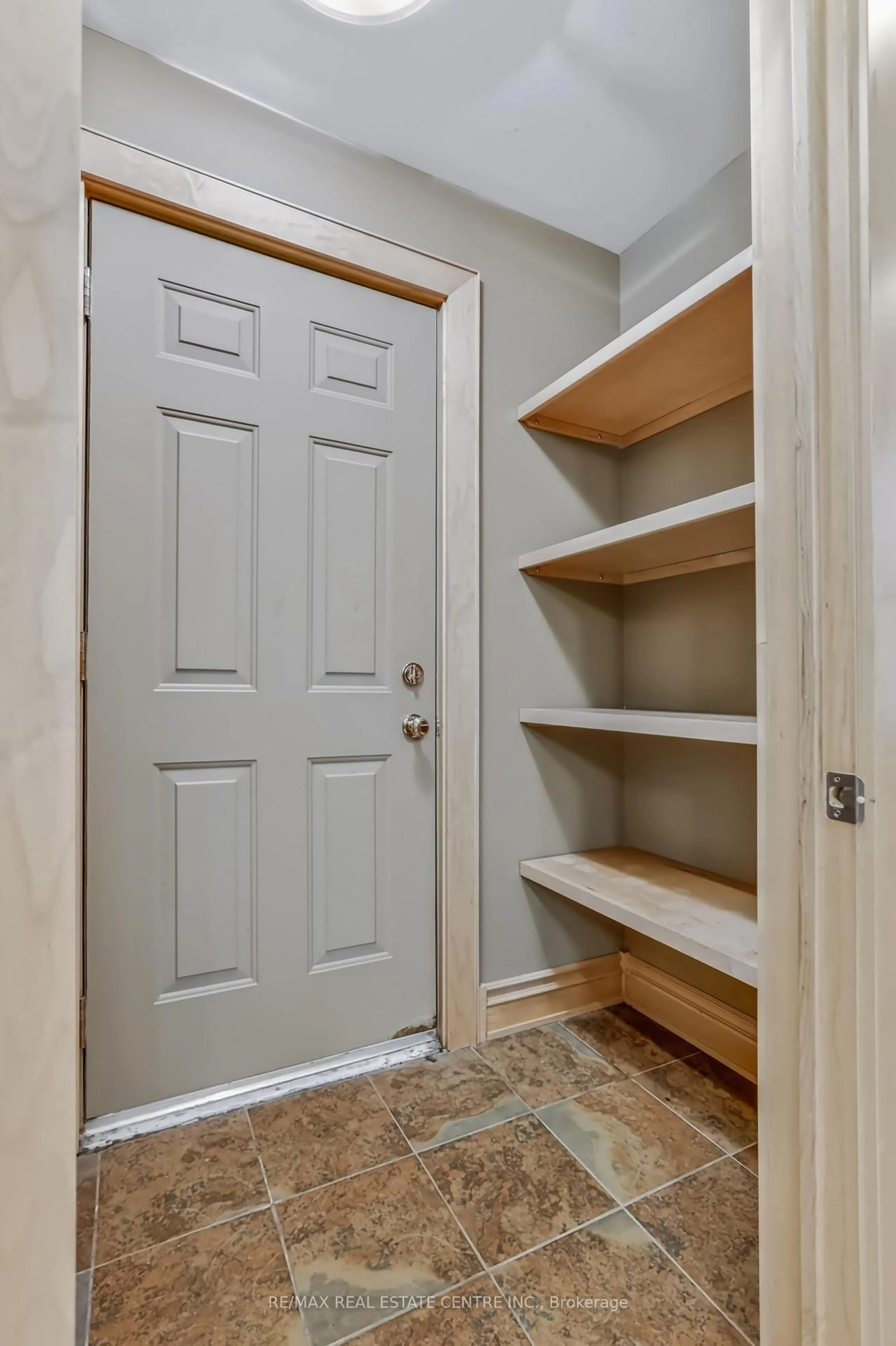 Storage room or clothes room or walk-in closet for 900 Adelaide St, London East Ontario N5Y 2M5