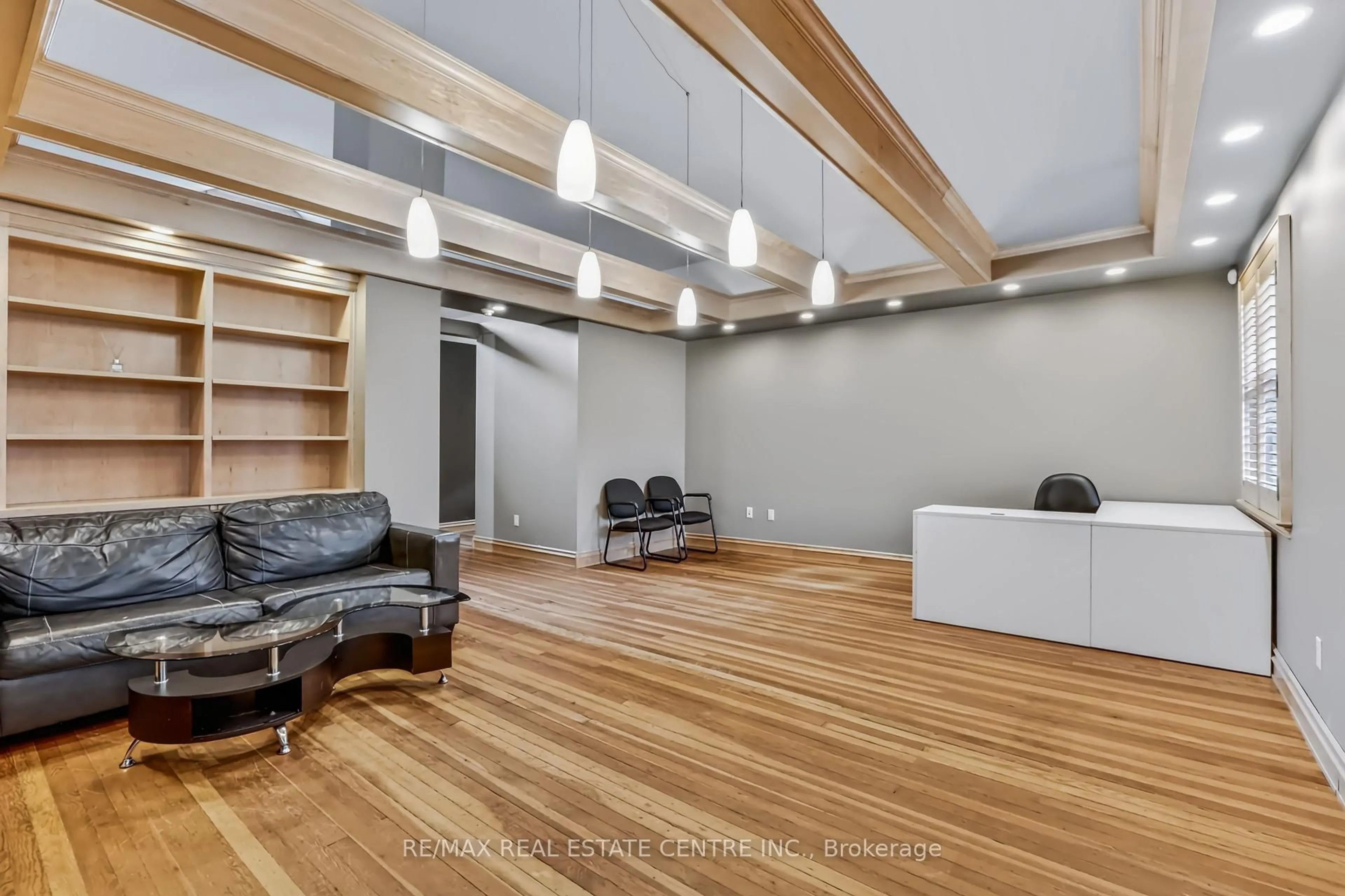 Indoor foyer for 900 Adelaide St, London East Ontario N5Y 2M5
