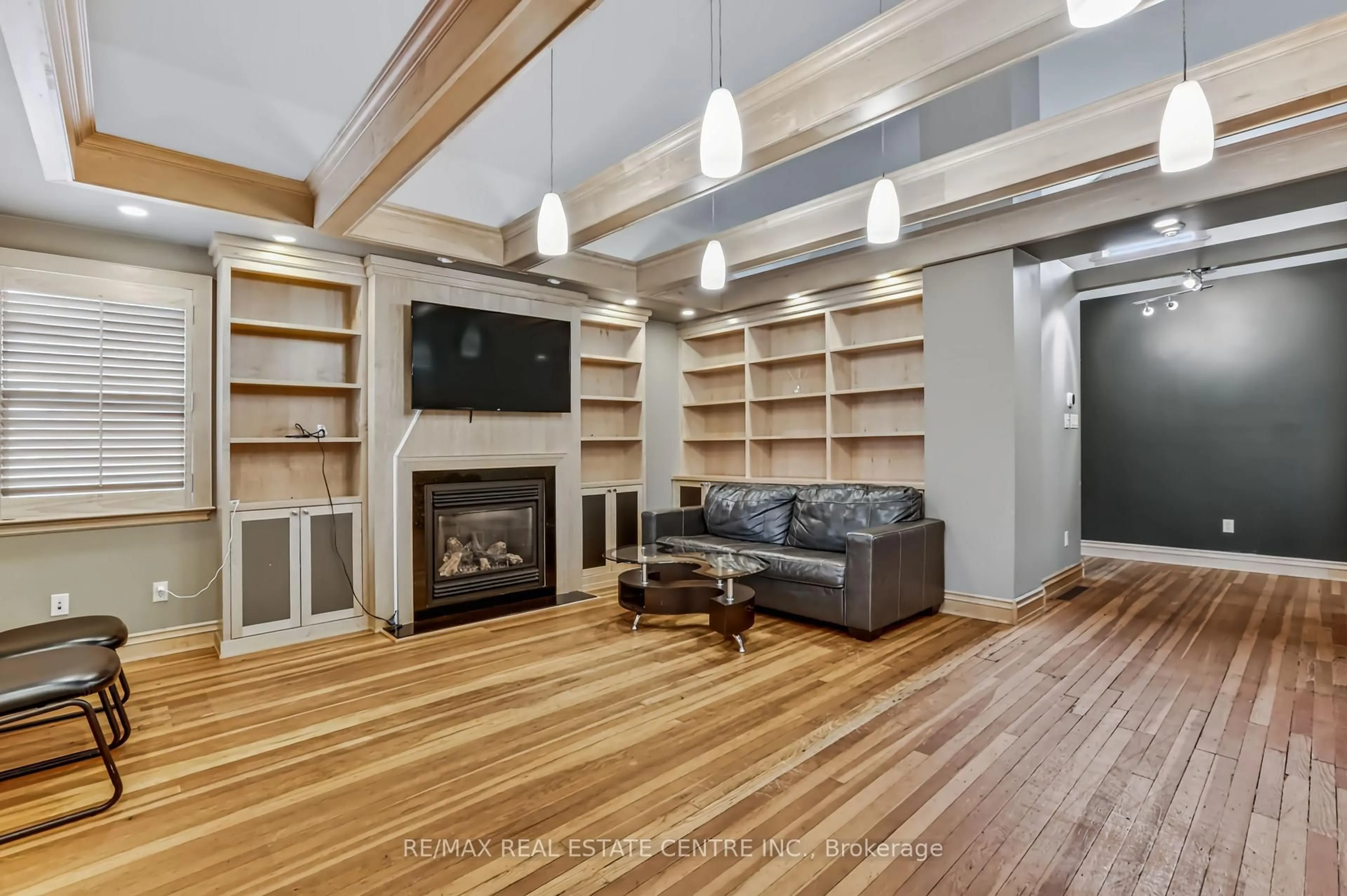 Living room with furniture, wood/laminate floor for 900 Adelaide St, London East Ontario N5Y 2M5