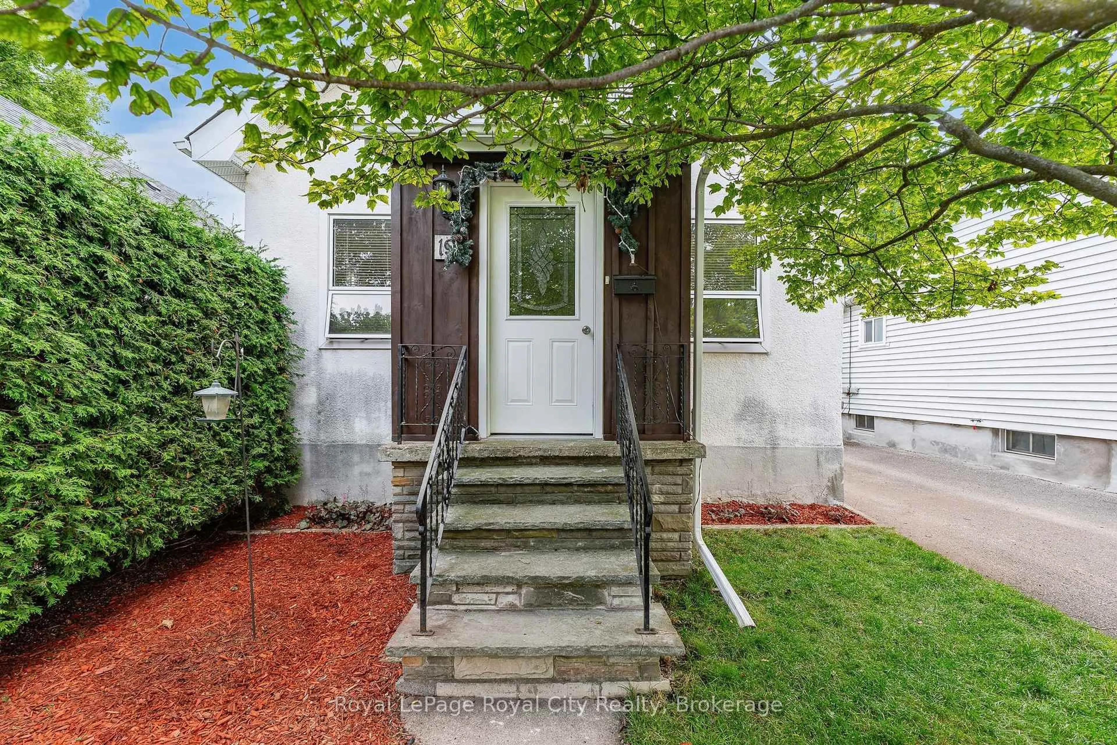 Indoor entryway for 19 Walter St, Guelph Ontario N1E 5N9