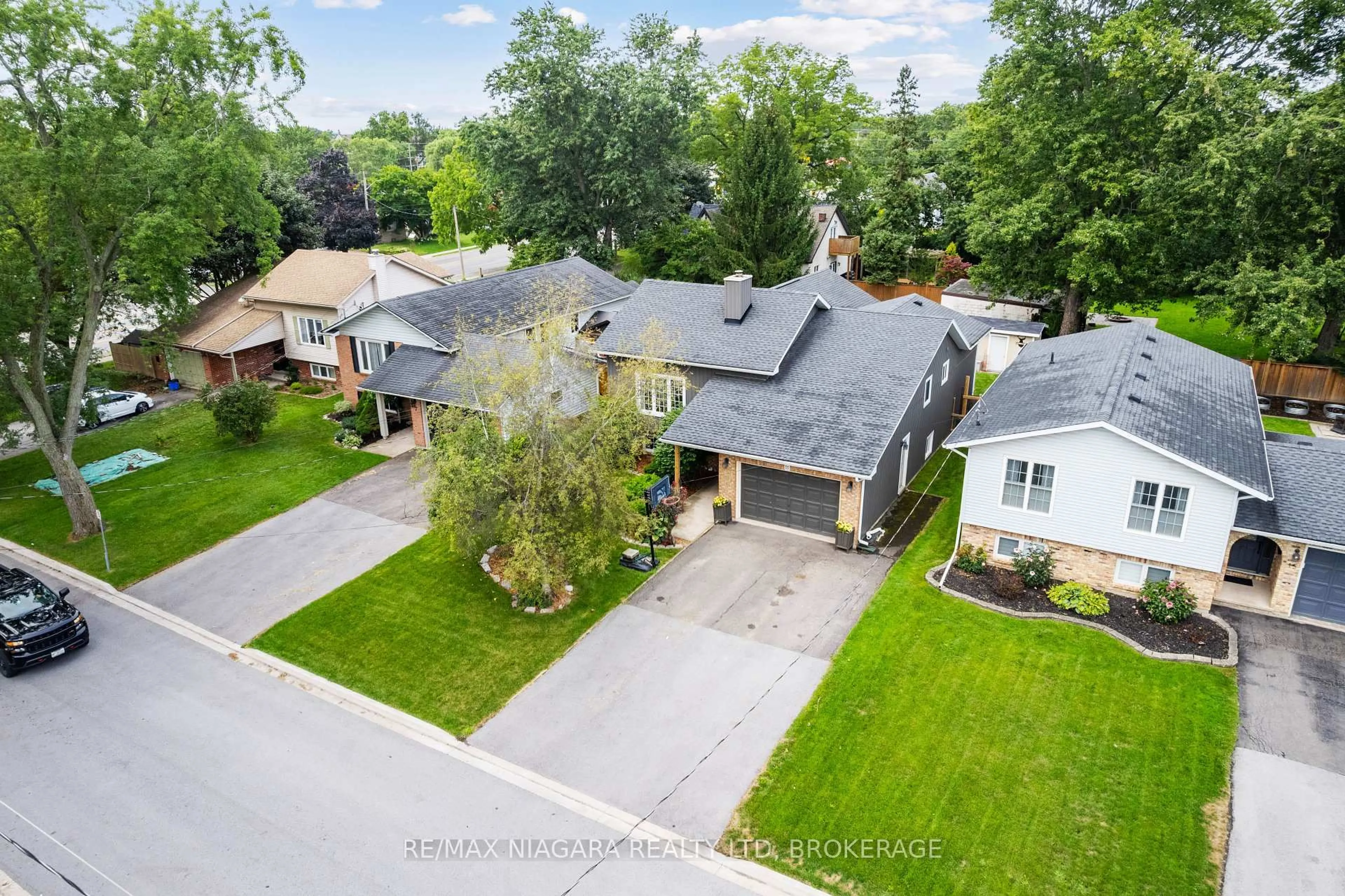 A pic from outside/outdoor area/front of a property/back of a property/a pic from drone, street for 11 Northaven Rd, Welland Ontario L3C 1W9