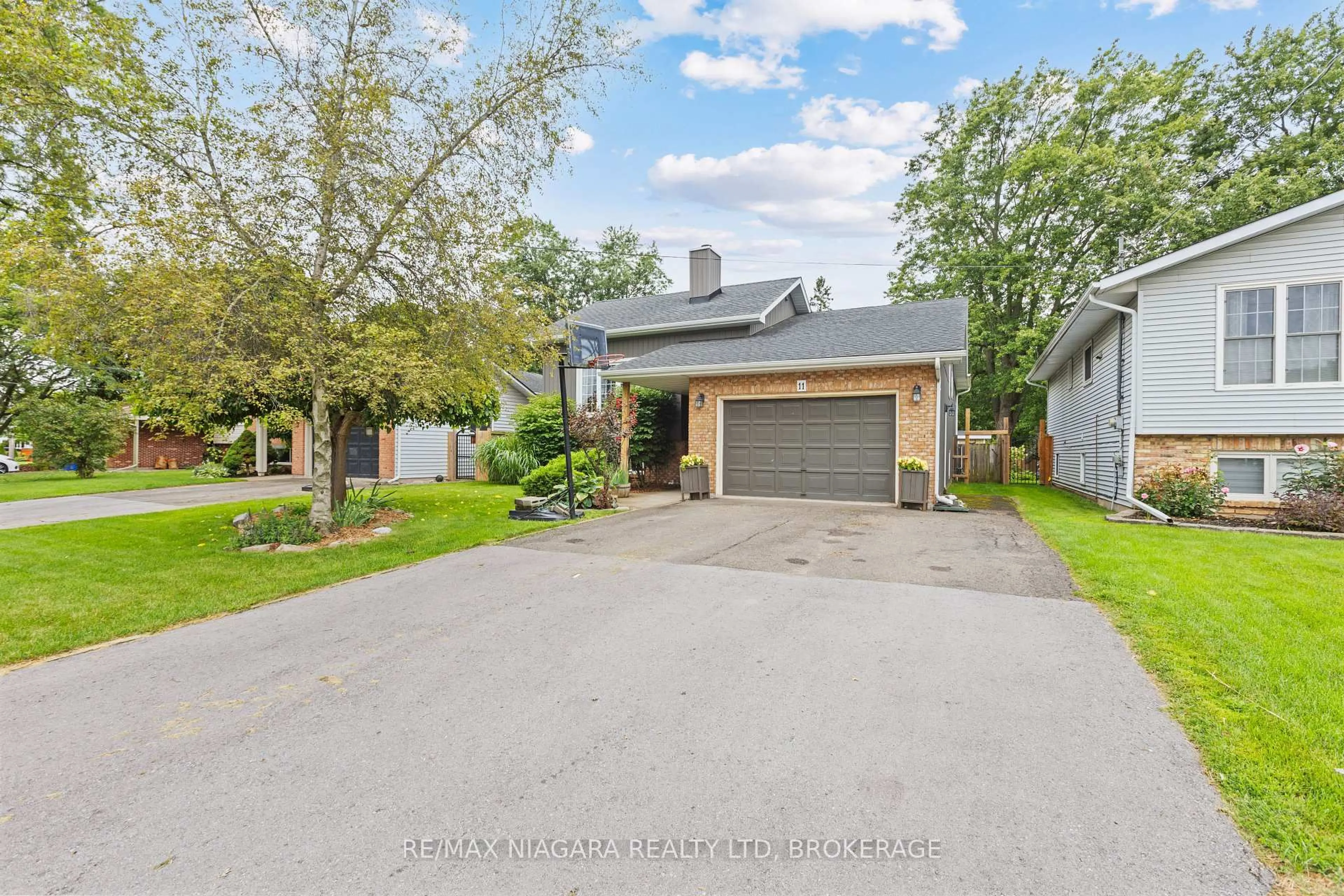 A pic from outside/outdoor area/front of a property/back of a property/a pic from drone, street for 11 Northaven Rd, Welland Ontario L3C 1W9