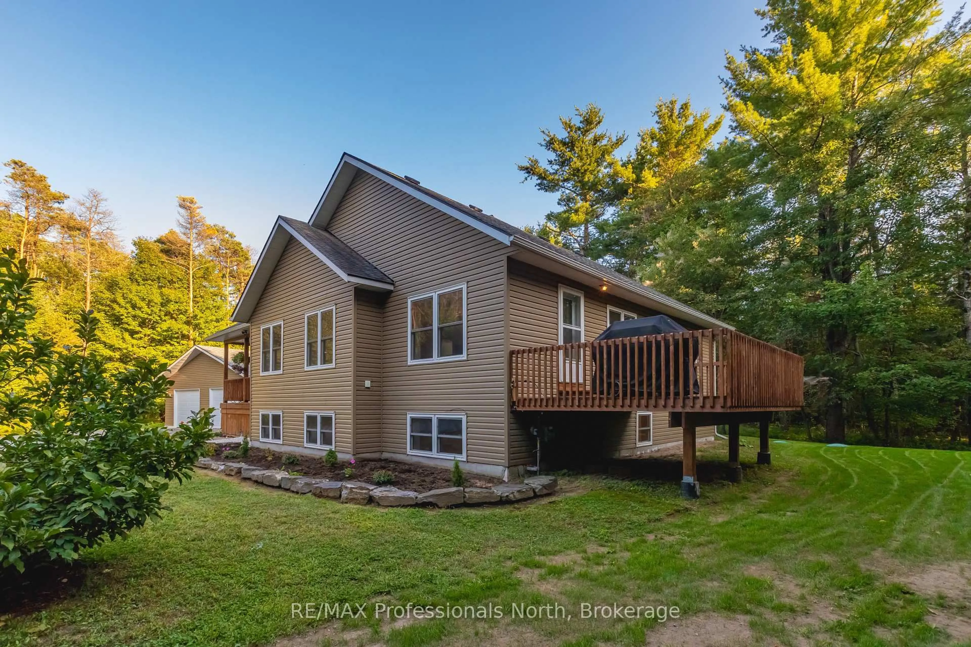 A pic from outside/outdoor area/front of a property/back of a property/a pic from drone, water/lake/river/ocean view for 419 South Mary Lake Rd, Huntsville Ontario P0B 1L0