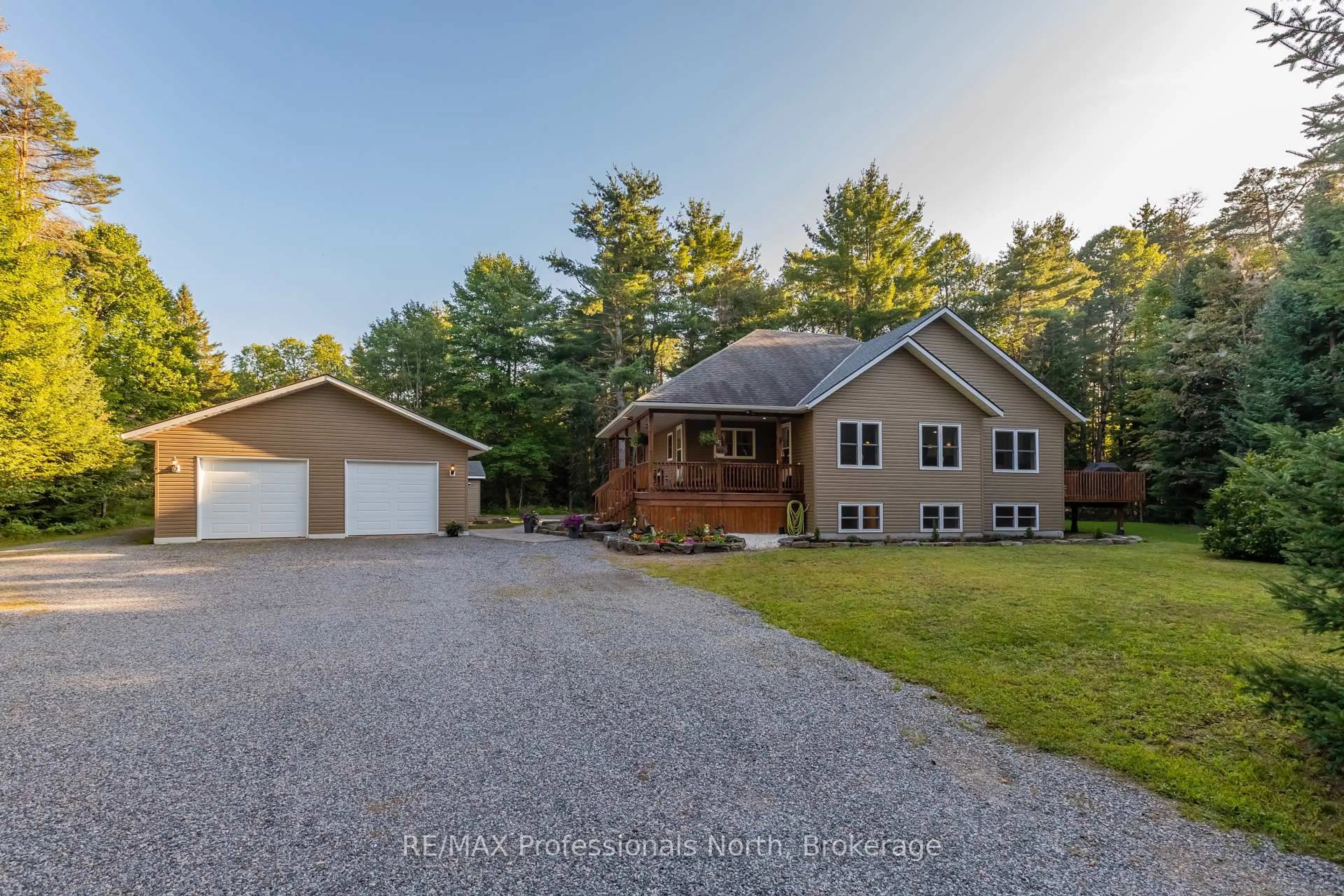 A pic from outside/outdoor area/front of a property/back of a property/a pic from drone, street for 419 South Mary Lake Rd, Huntsville Ontario P0B 1L0