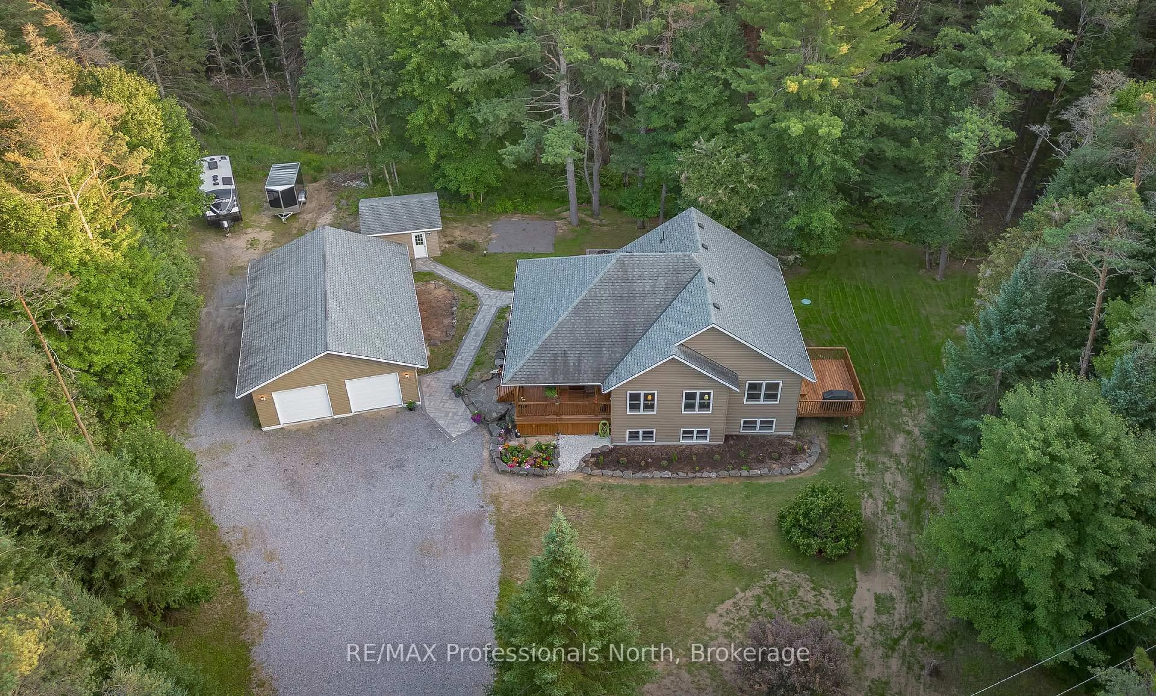 A pic from outside/outdoor area/front of a property/back of a property/a pic from drone, unknown for 419 South Mary Lake Rd, Huntsville Ontario P0B 1L0