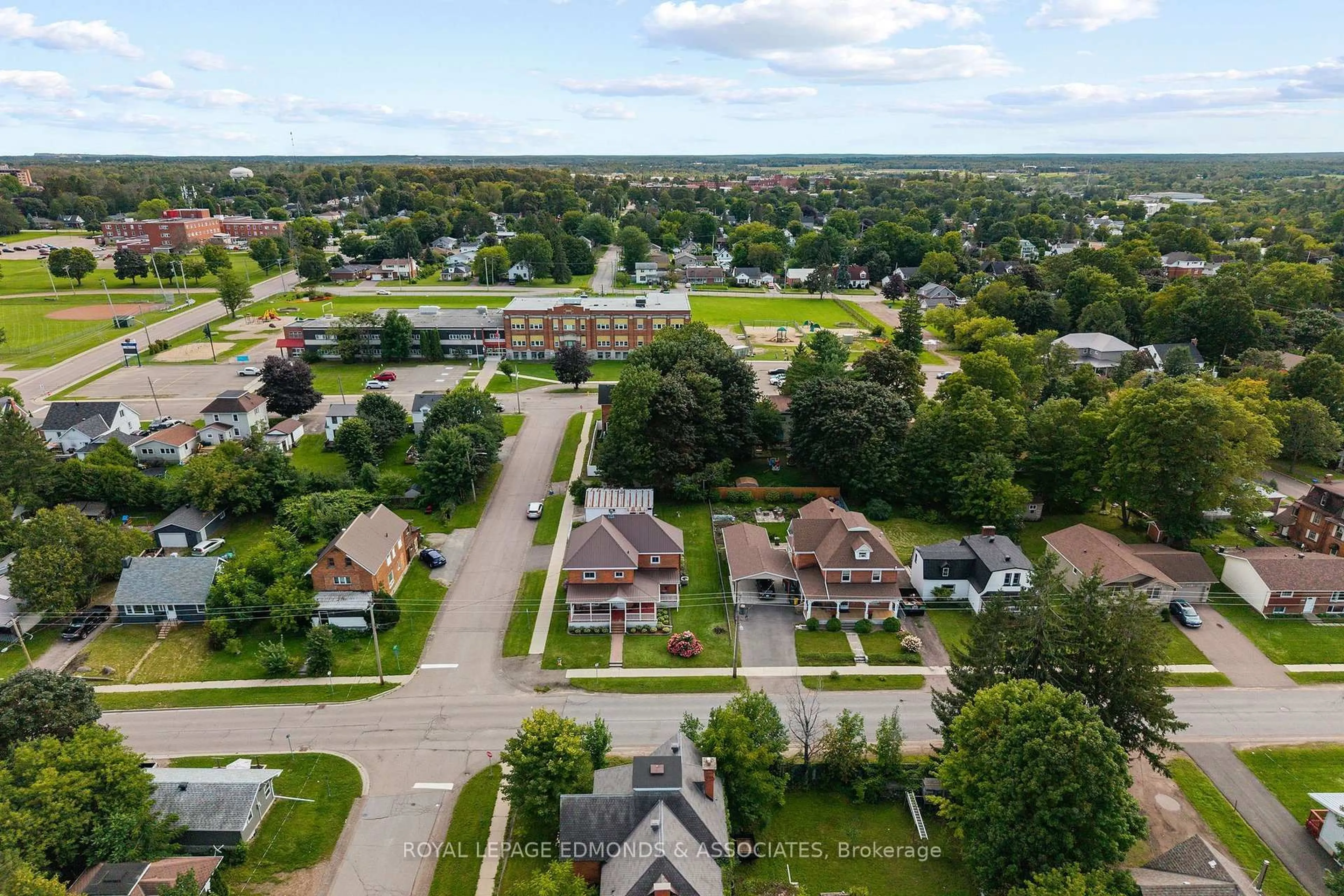 A pic from outside/outdoor area/front of a property/back of a property/a pic from drone, street for 320 Alfred St, Pembroke Ontario K8A 3A6