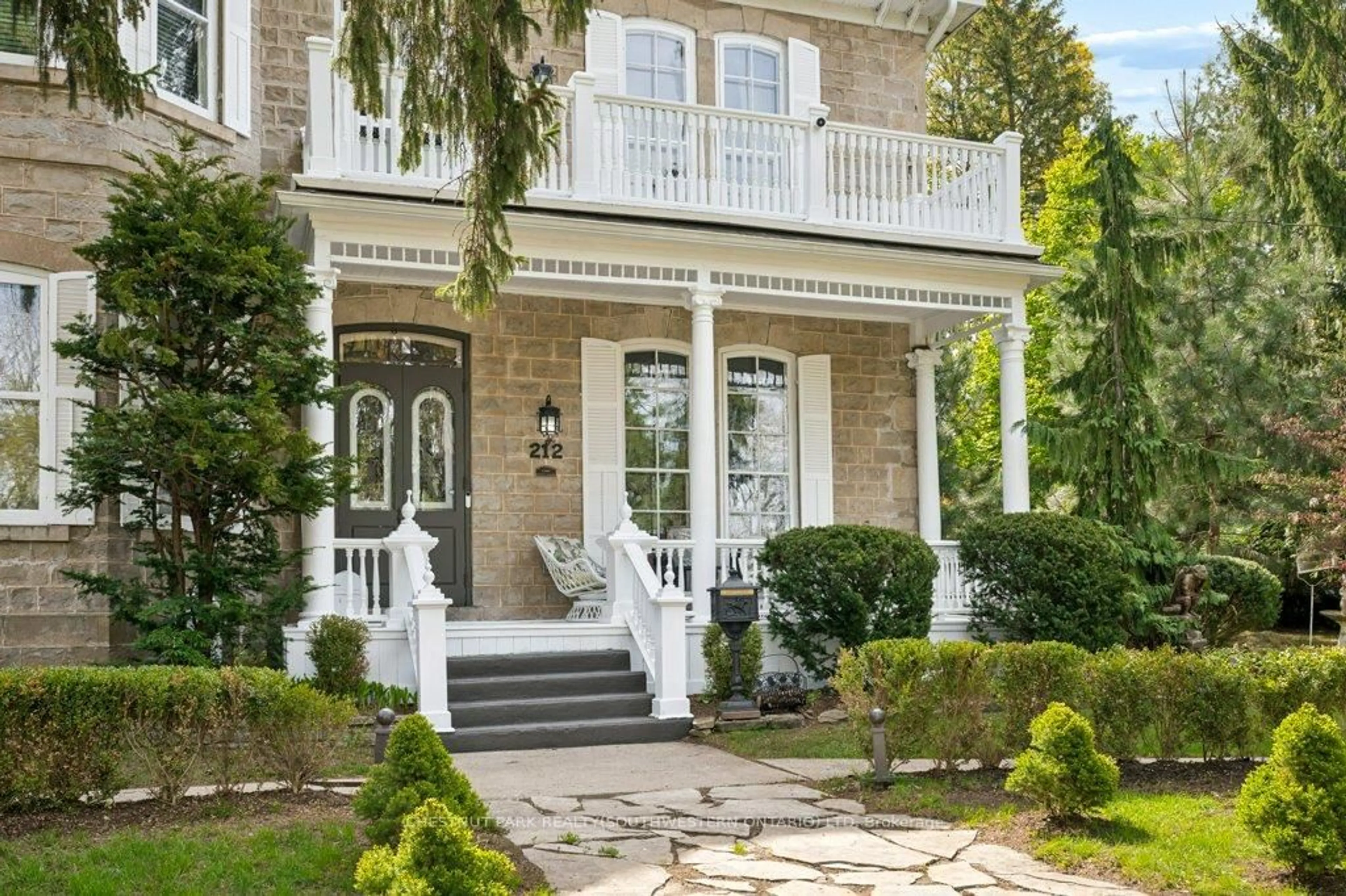 Unknown for 212 Queen St, Cambridge Ontario N3C 2B4
