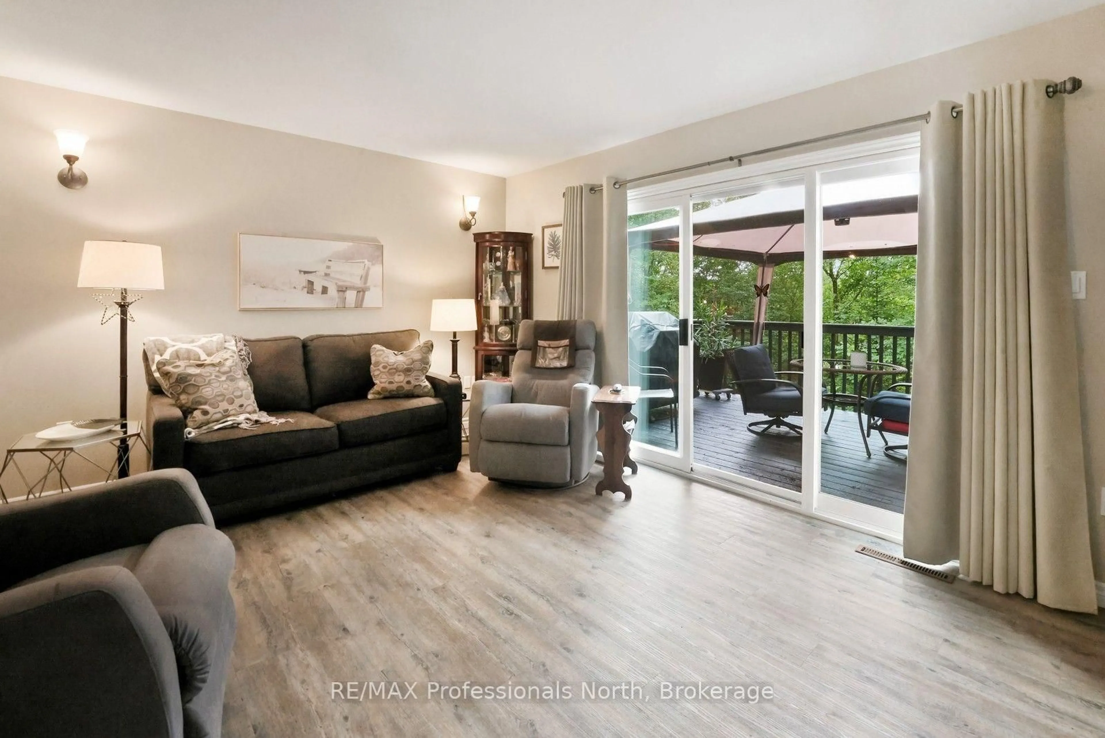 Living room with furniture, wood/laminate floor for 202 Sunnyside St, Dysart et al Ontario K0M 1S0