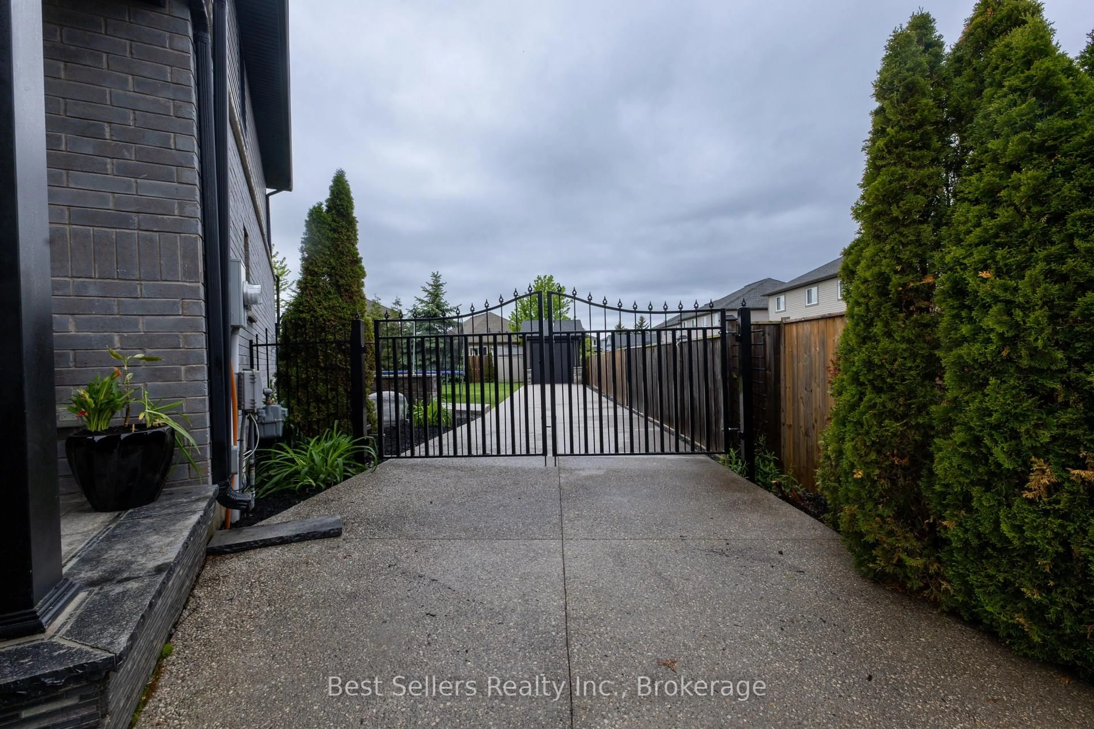 A pic from outside/outdoor area/front of a property/back of a property/a pic from drone, street for 214 Cardinal Cres, Welland Ontario L3C 0B1