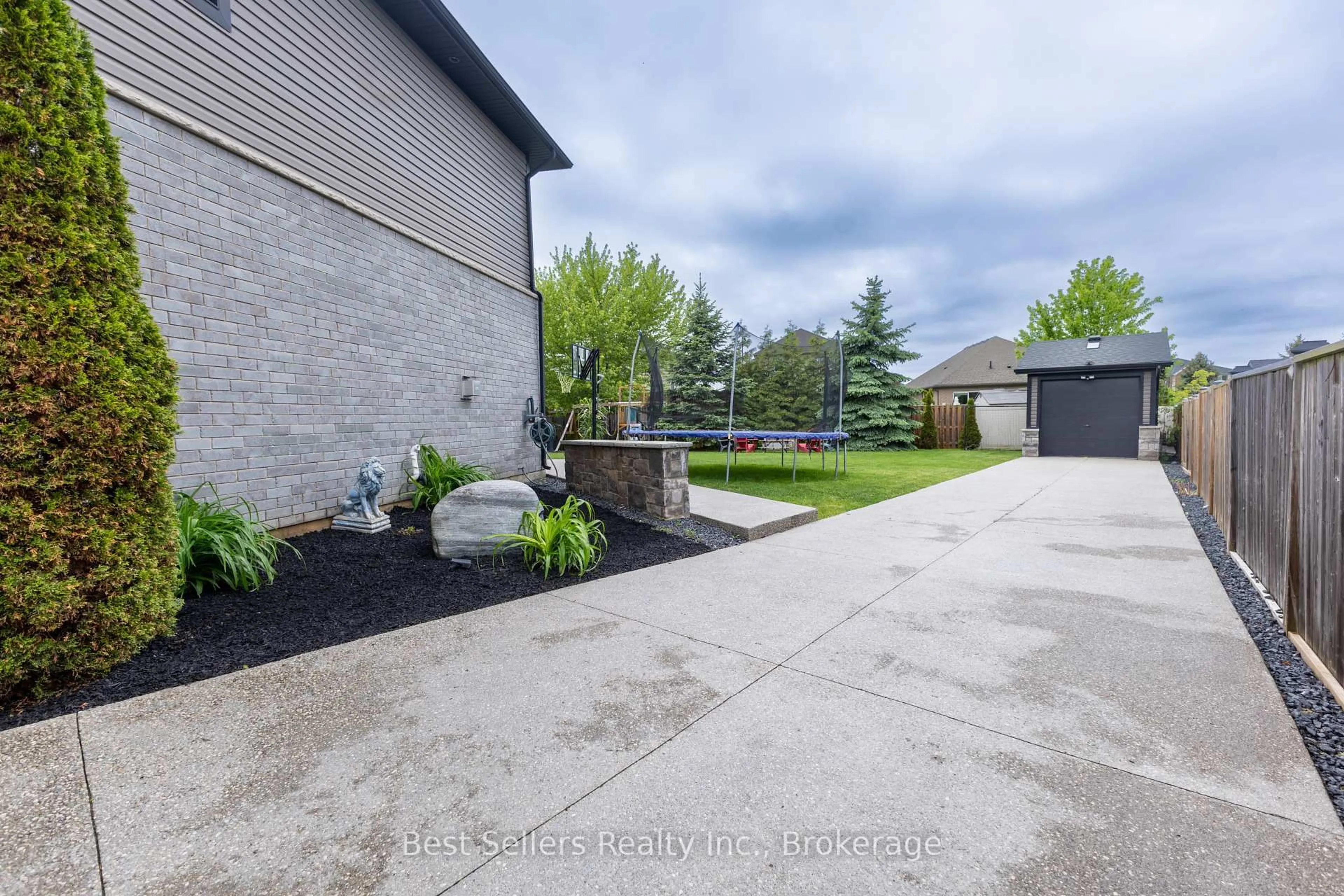 A pic from outside/outdoor area/front of a property/back of a property/a pic from drone, street for 214 Cardinal Cres, Welland Ontario L3C 0B1