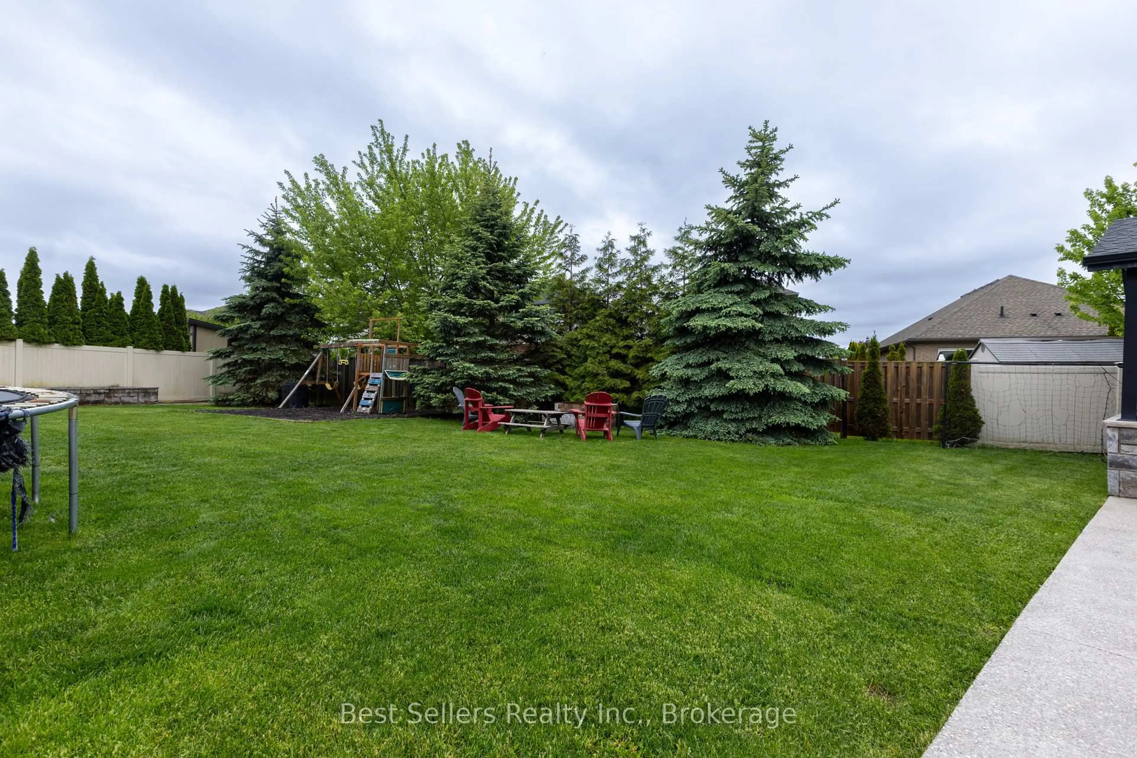 A pic from outside/outdoor area/front of a property/back of a property/a pic from drone, unknown for 214 Cardinal Cres, Welland Ontario L3C 0B1