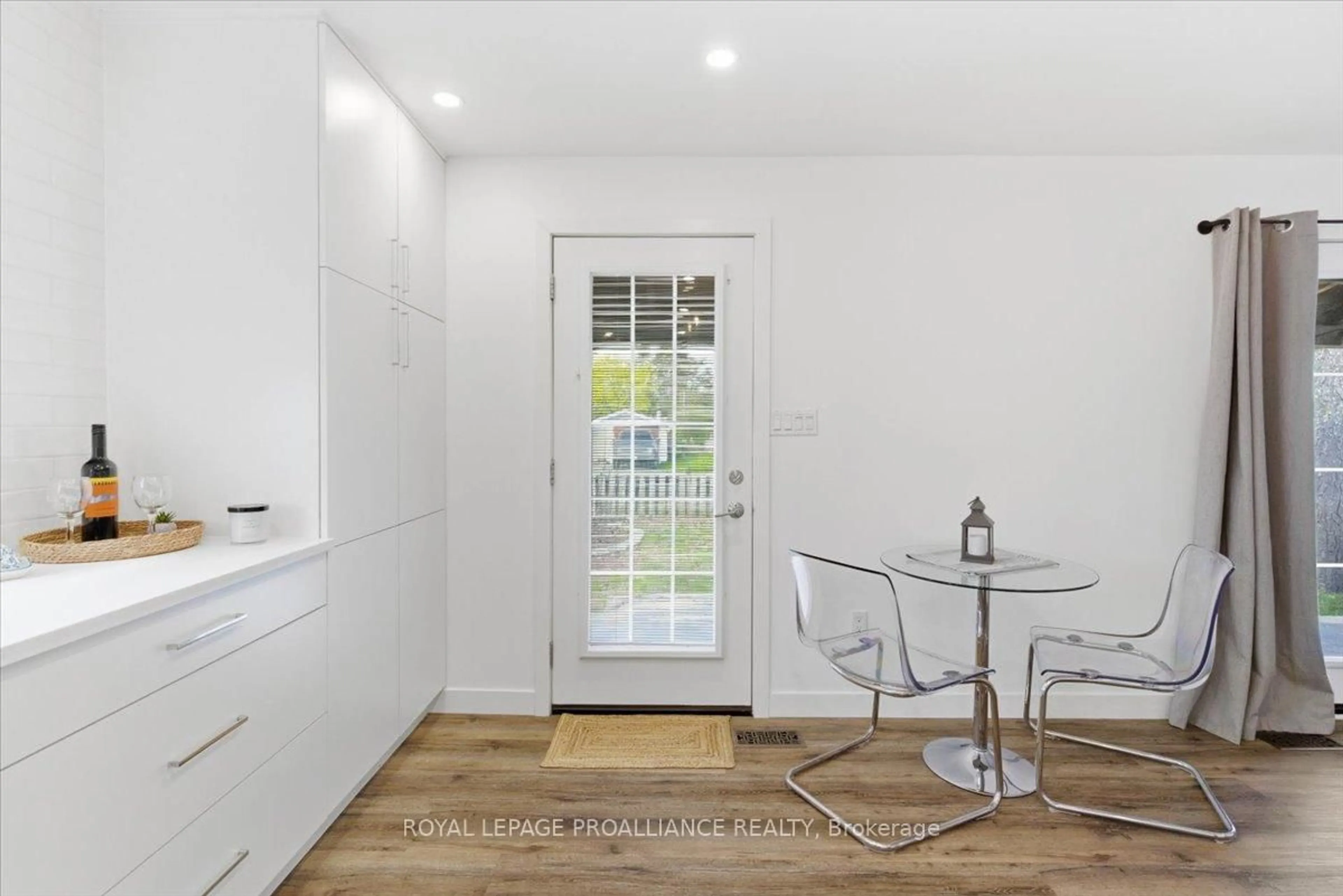 Indoor entryway for 61 Delaney St, Quinte West Ontario K8V 4L7