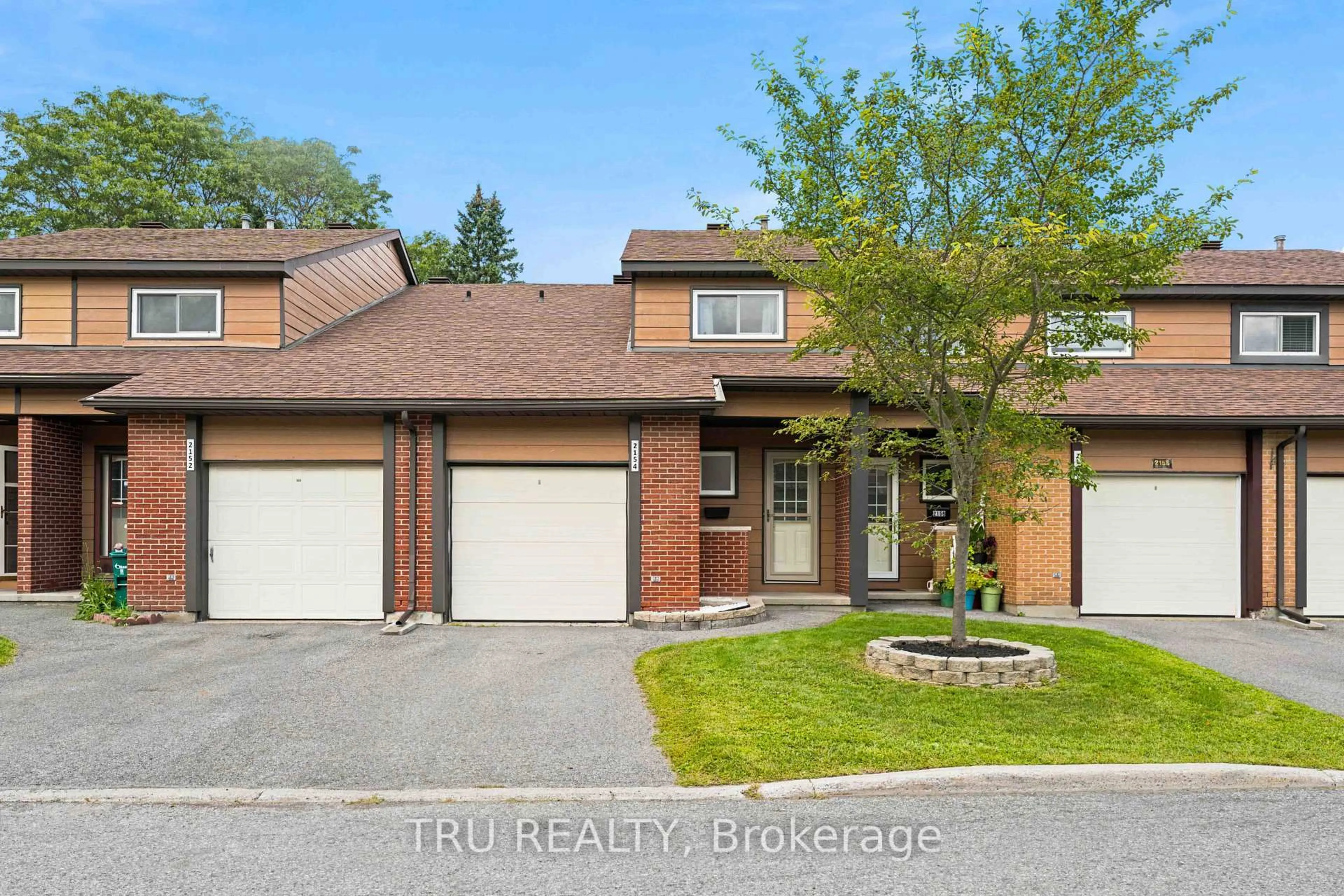 A pic from outside/outdoor area/front of a property/back of a property/a pic from drone, street for 2154 Orient Park Dr, Ottawa Ontario K1B 4V9